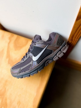 NIKE ZOOM VOMERO 5 CAVE STONE/METALLIC SILVER-MULTI-COLOR