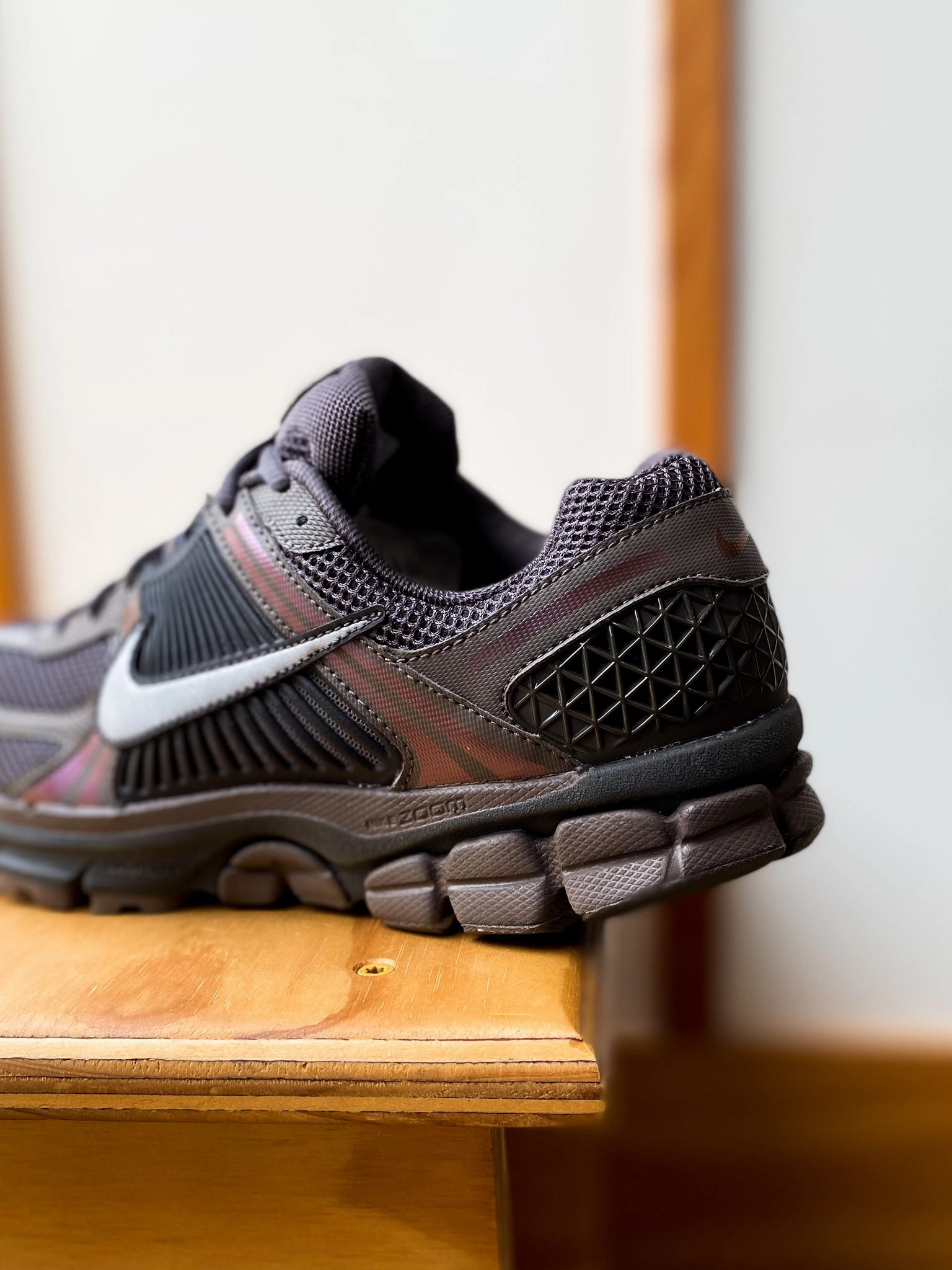 NIKE ZOOM VOMERO 5 CAVE STONE/METALLIC SILVER-MULTI-COLOR