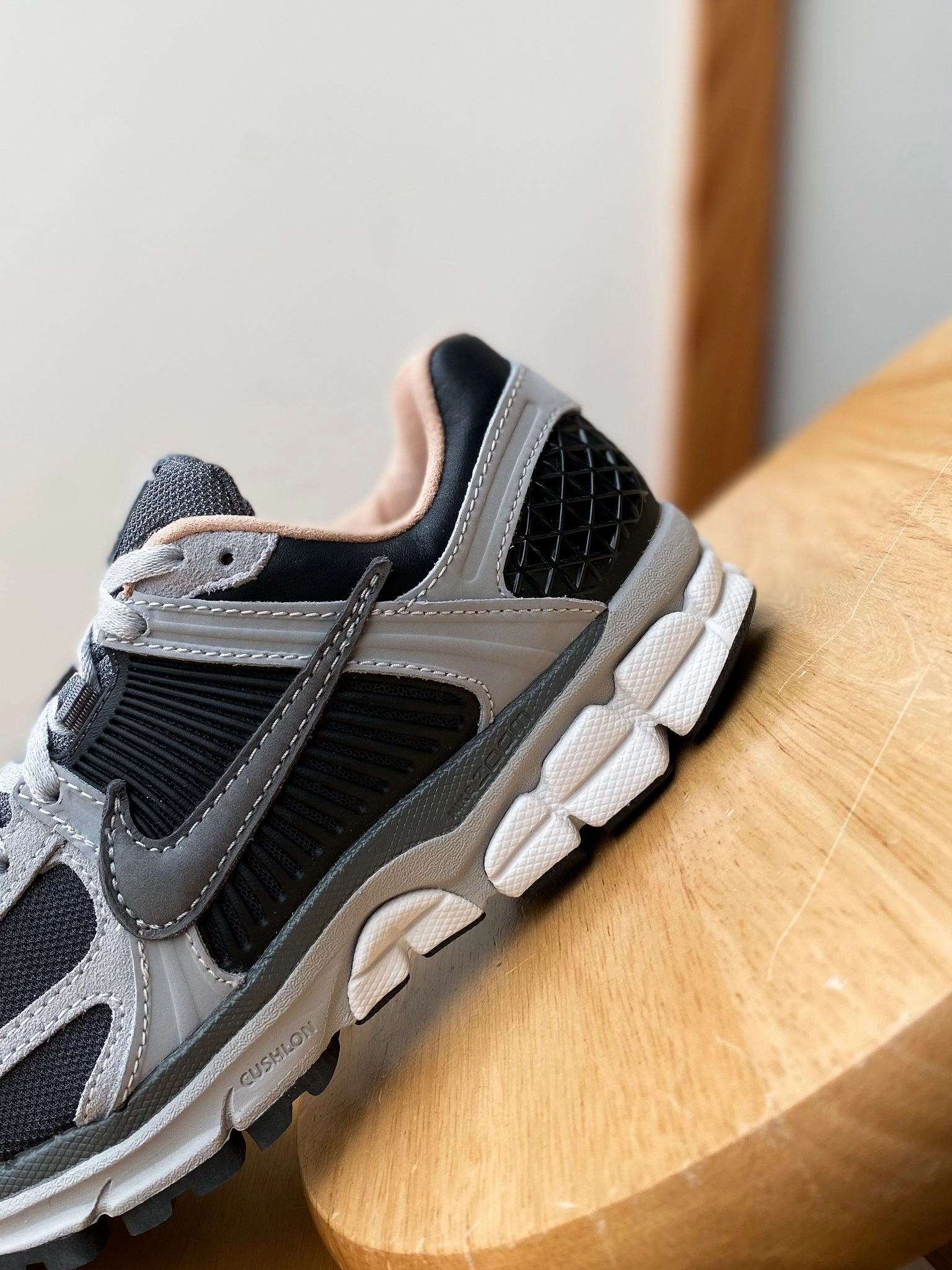 NIKE ZOOM VOMERO 5 DK SMOKE GREY/SMOKE GREY-LT SMOKE GREY