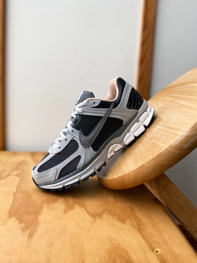 NIKE ZOOM VOMERO 5 DK SMOKE GREY/SMOKE GREY-LT SMOKE GREY