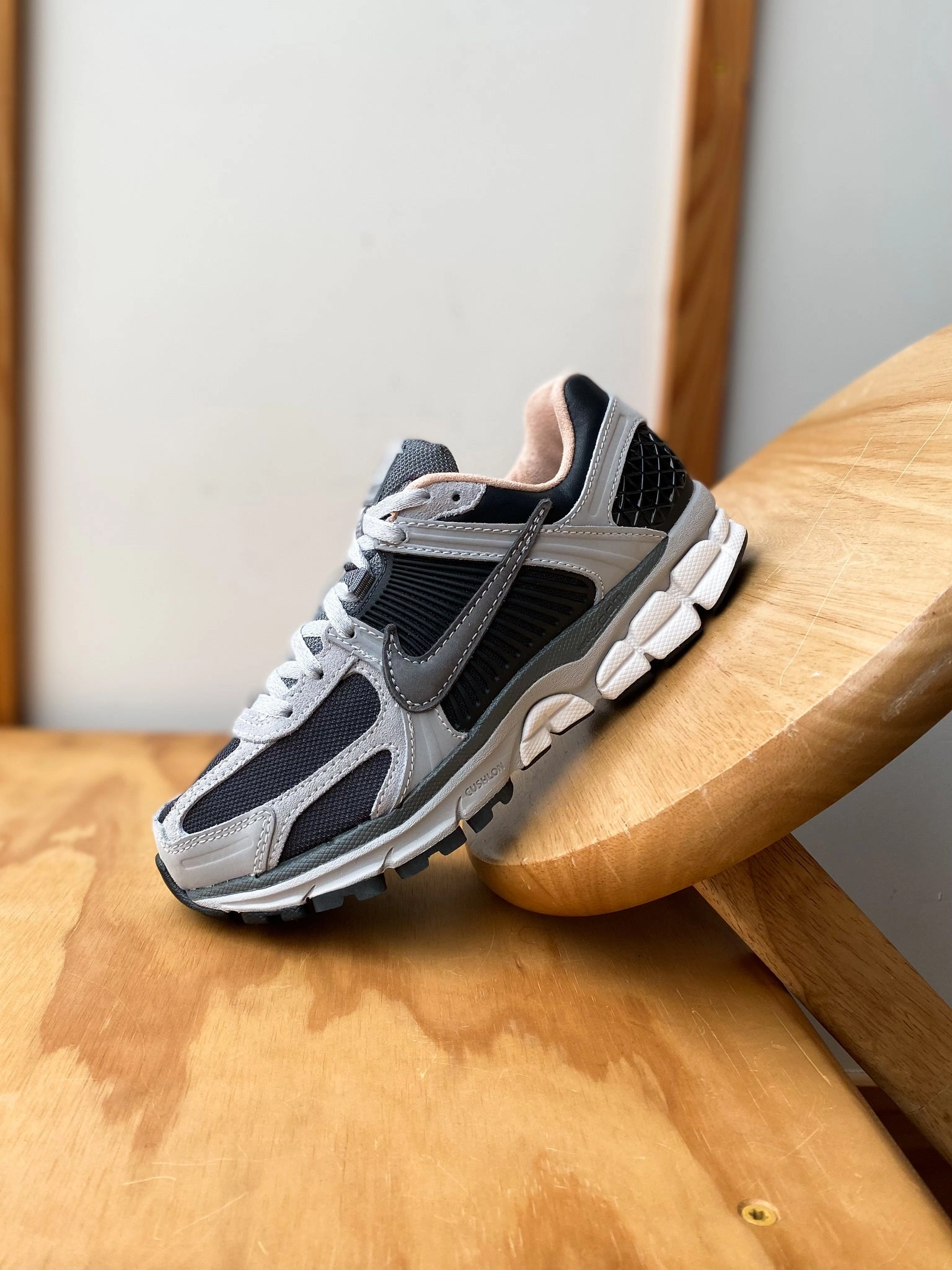 NIKE ZOOM VOMERO 5 DK SMOKE GREY/SMOKE GREY-LT SMOKE GREY