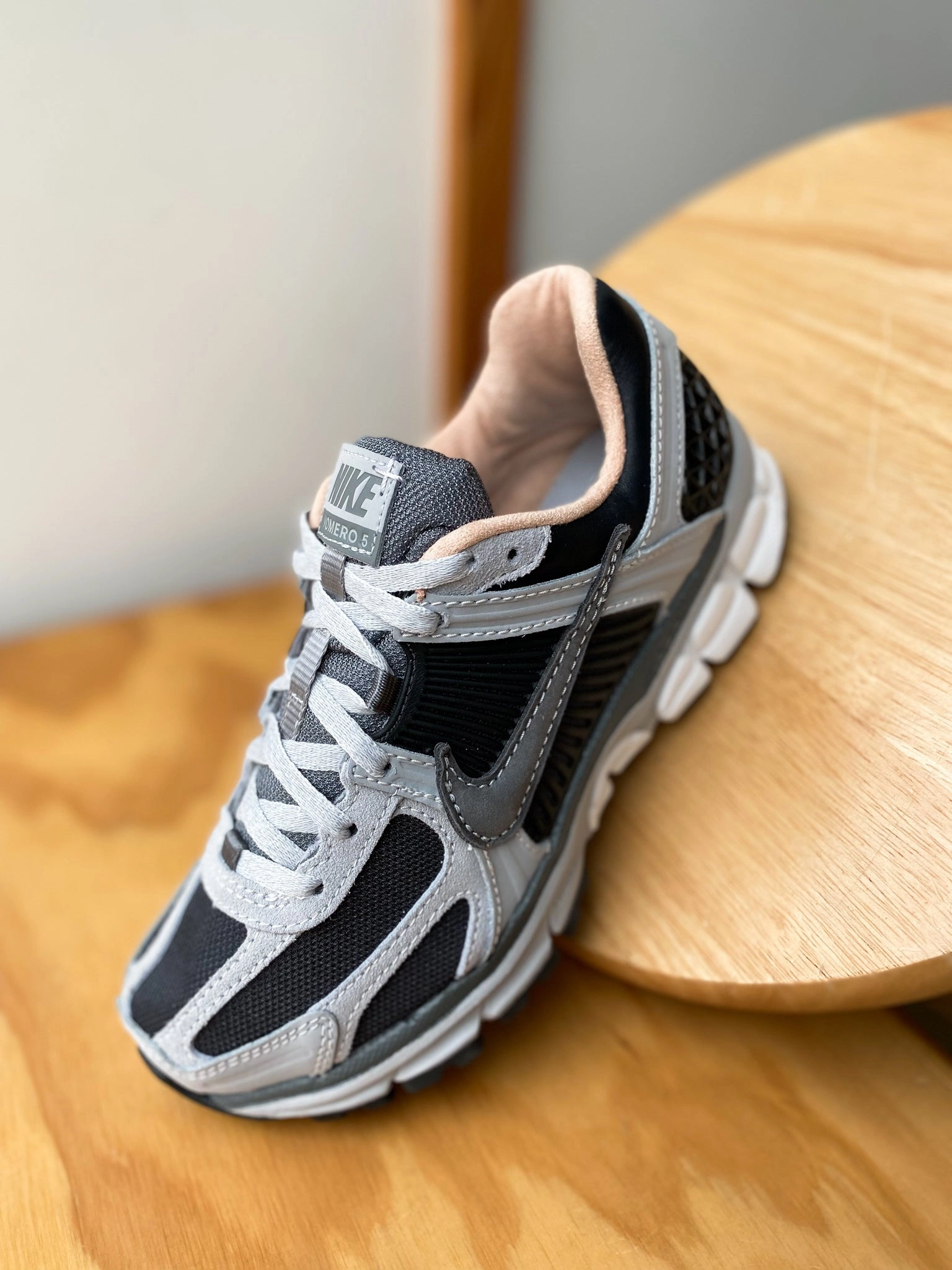NIKE ZOOM VOMERO 5 DK SMOKE GREY/SMOKE GREY-LT SMOKE GREY