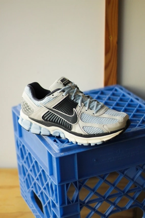 NIKE ZOOM VOMERO 5 PSYCHIC BLUE/THUNDER BLUE-PHOTON DUST