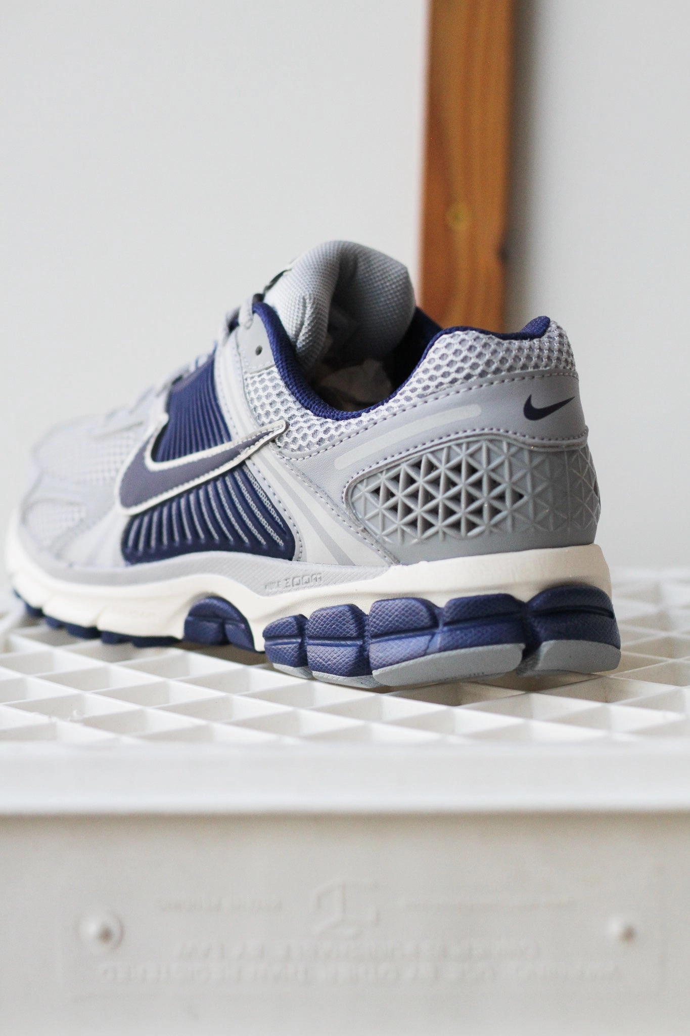 NIKE ZOOM VOMERO 5 VAST GREY/BLUE VOID-WOLF GREY-PALE IVORY