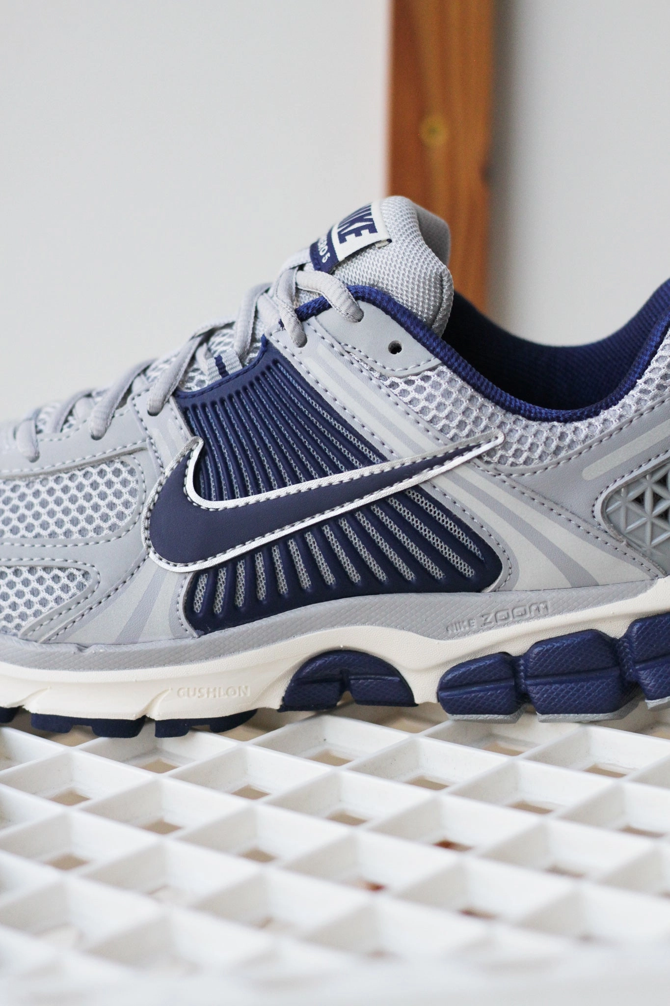 NIKE ZOOM VOMERO 5 VAST GREY/BLUE VOID-WOLF GREY-PALE IVORY