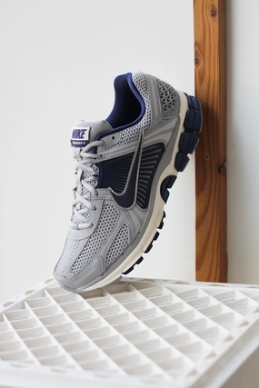 NIKE ZOOM VOMERO 5 VAST GREY/BLUE VOID-WOLF GREY-PALE IVORY