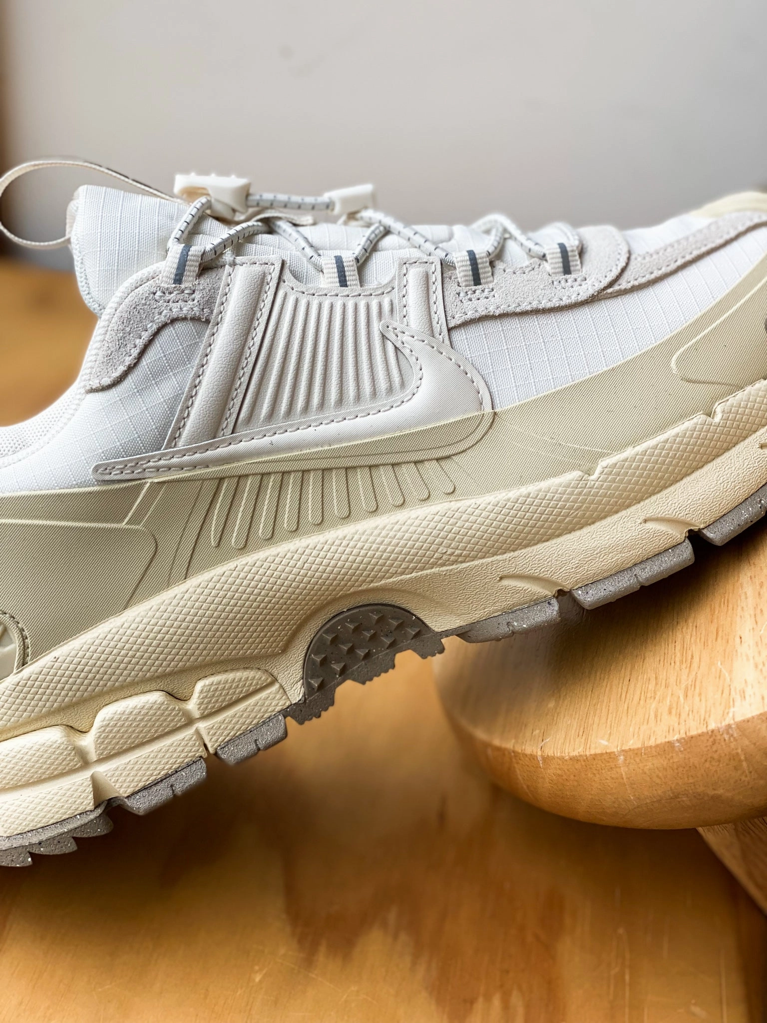 NIKE ZOOM VOMERO ROAM PALE IVORY/PALE IVORY-LT KHAKI-KHAKI