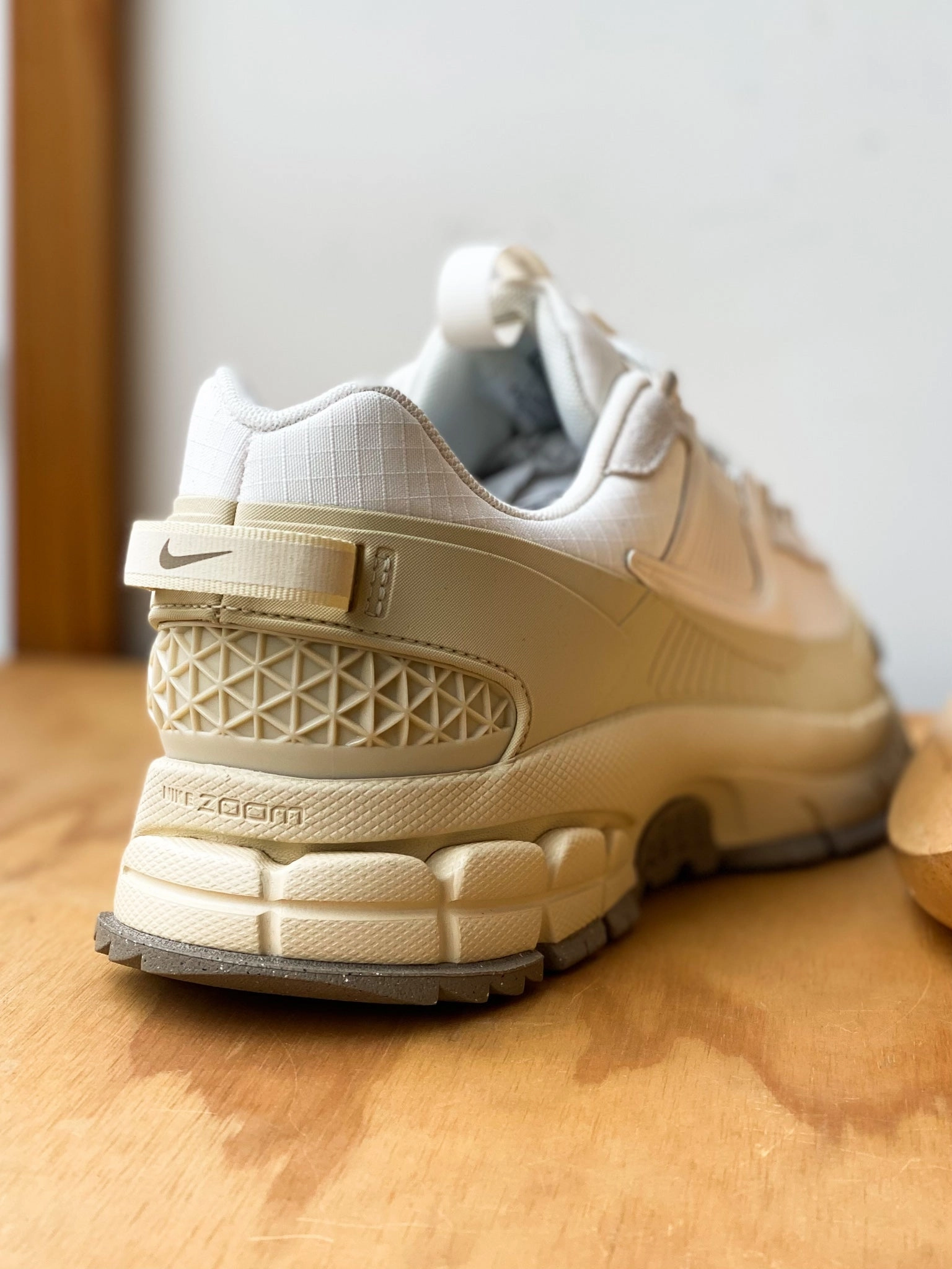 NIKE ZOOM VOMERO ROAM PALE IVORY/PALE IVORY-LT KHAKI-KHAKI