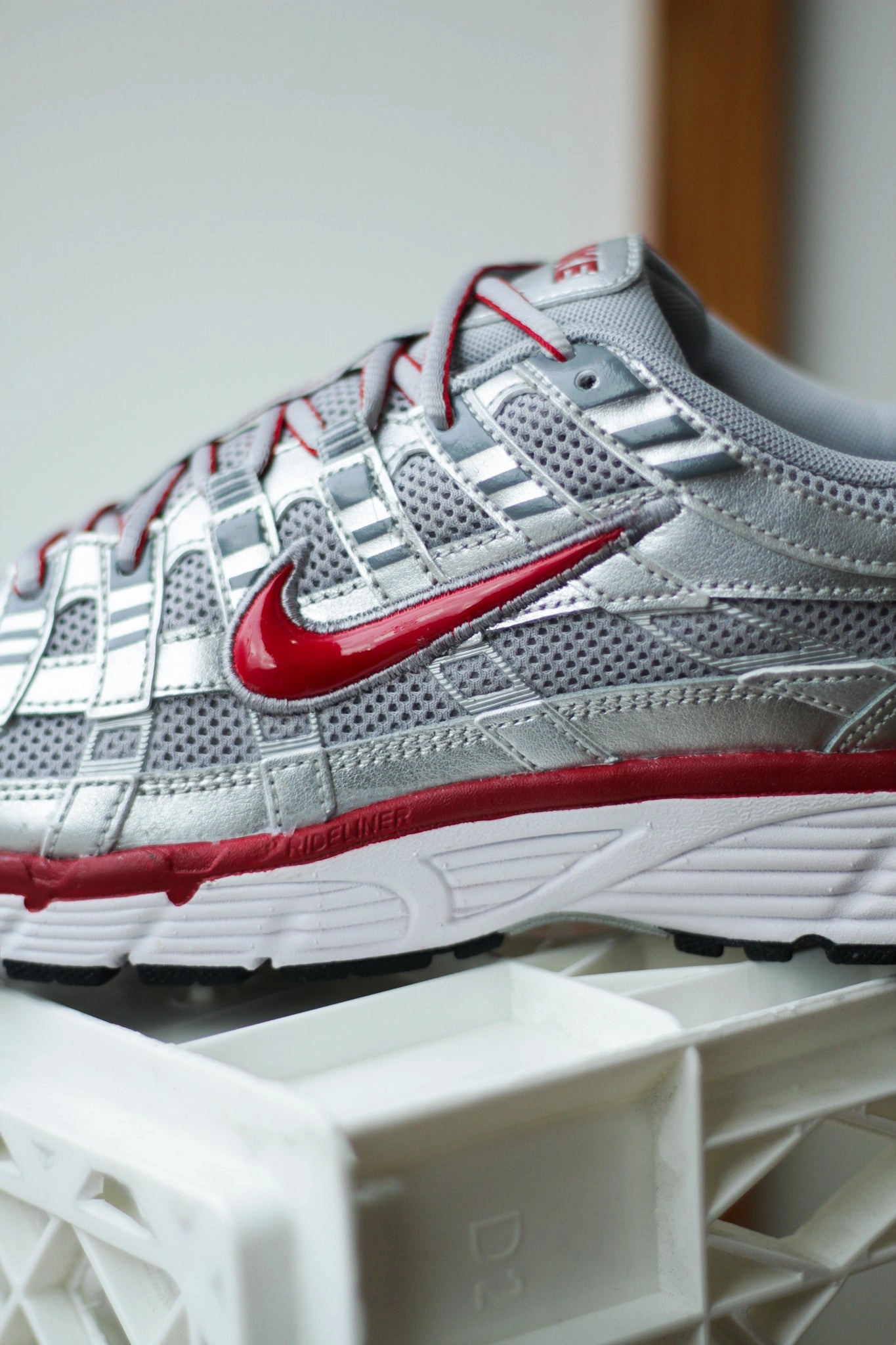 P-6000 METALLIC SILVER/GYM RED