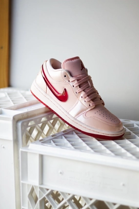W AIR JORDAN 1 LOW SE WASHED CORAL/GYM RED-WASHED CORAL