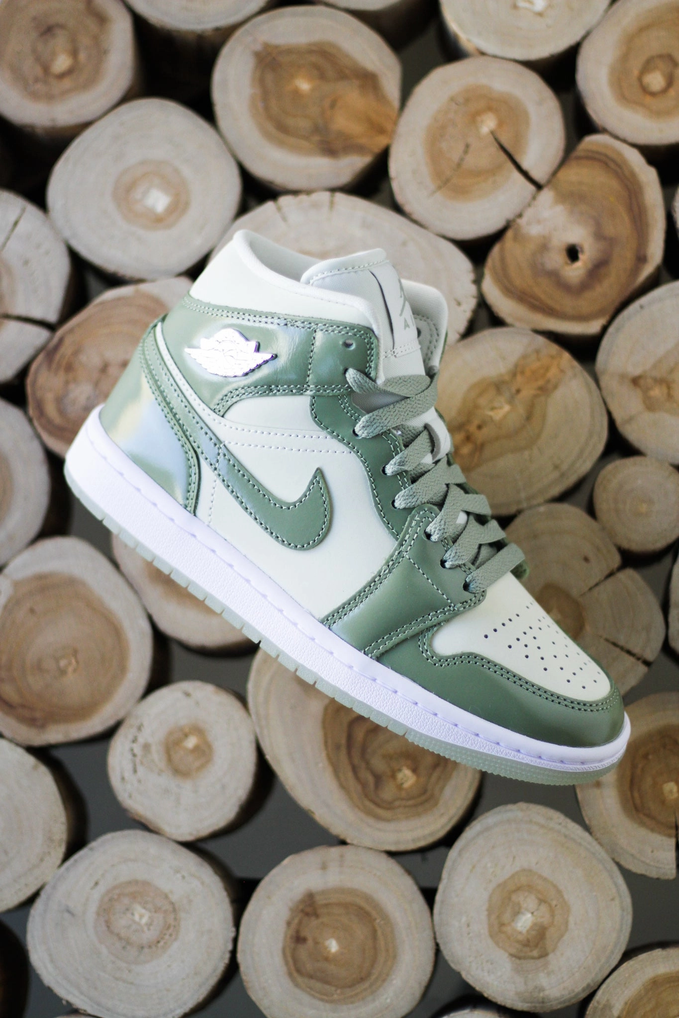 W AIR JORDAN 1 MID SE  SEA GLASS/OIL GREEN-METALLIC SILVER