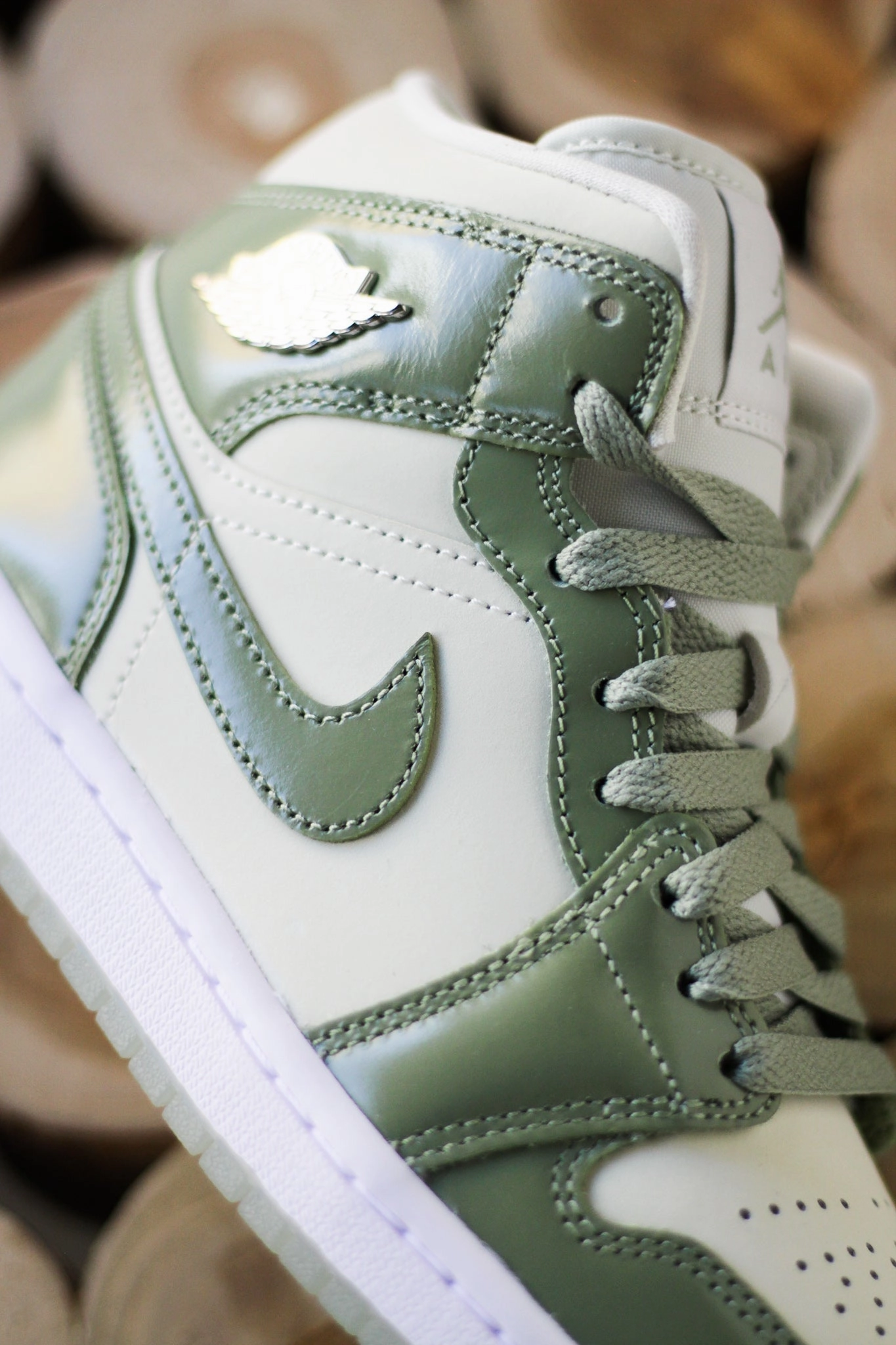 W AIR JORDAN 1 MID SE  SEA GLASS/OIL GREEN-METALLIC SILVER