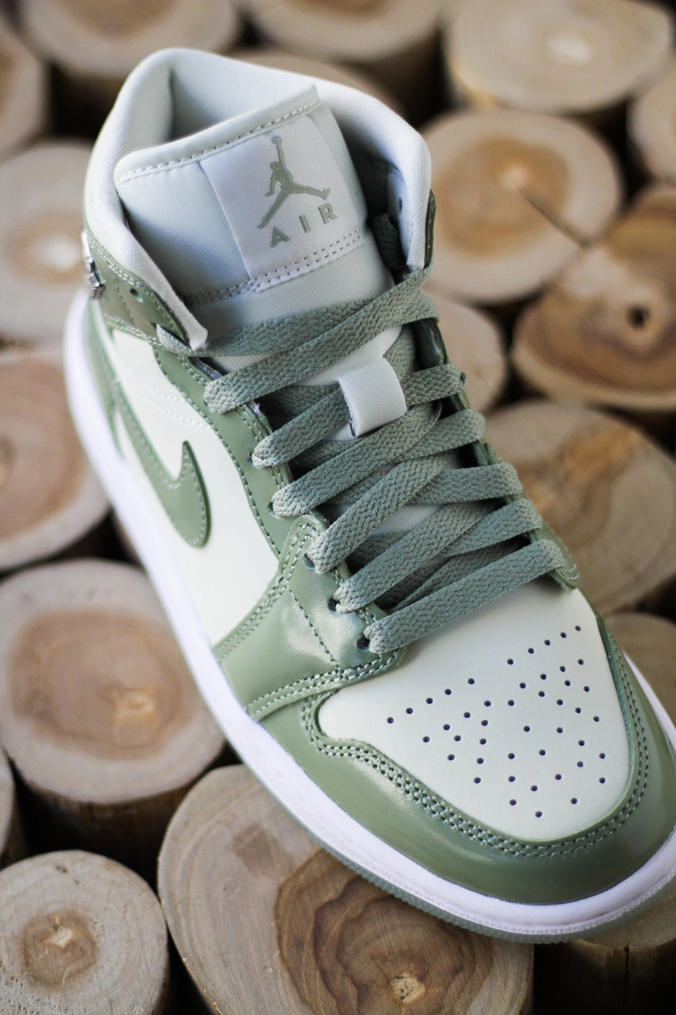 W AIR JORDAN 1 MID SE  SEA GLASS/OIL GREEN-METALLIC SILVER