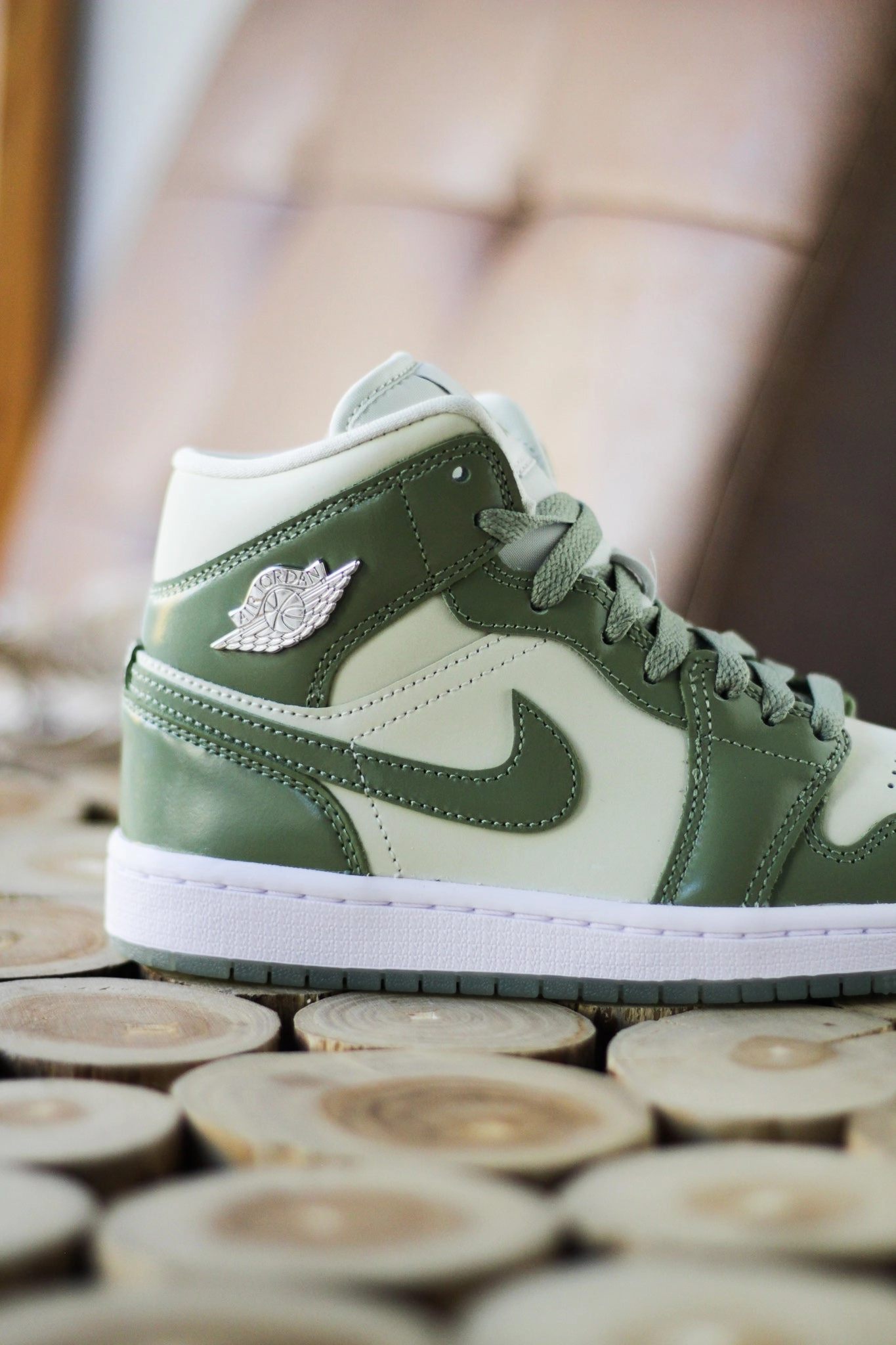 W AIR JORDAN 1 MID SE  SEA GLASS/OIL GREEN-METALLIC SILVER