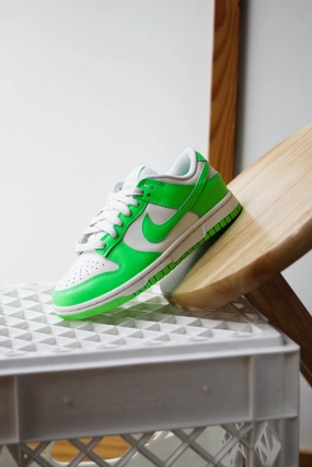 W DUNK LOW GREEN STRIKE