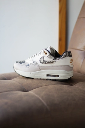 W NIKE AIR MAX 1 '87 LT OREWOOD BRN/MULTI-COLOR-MALT