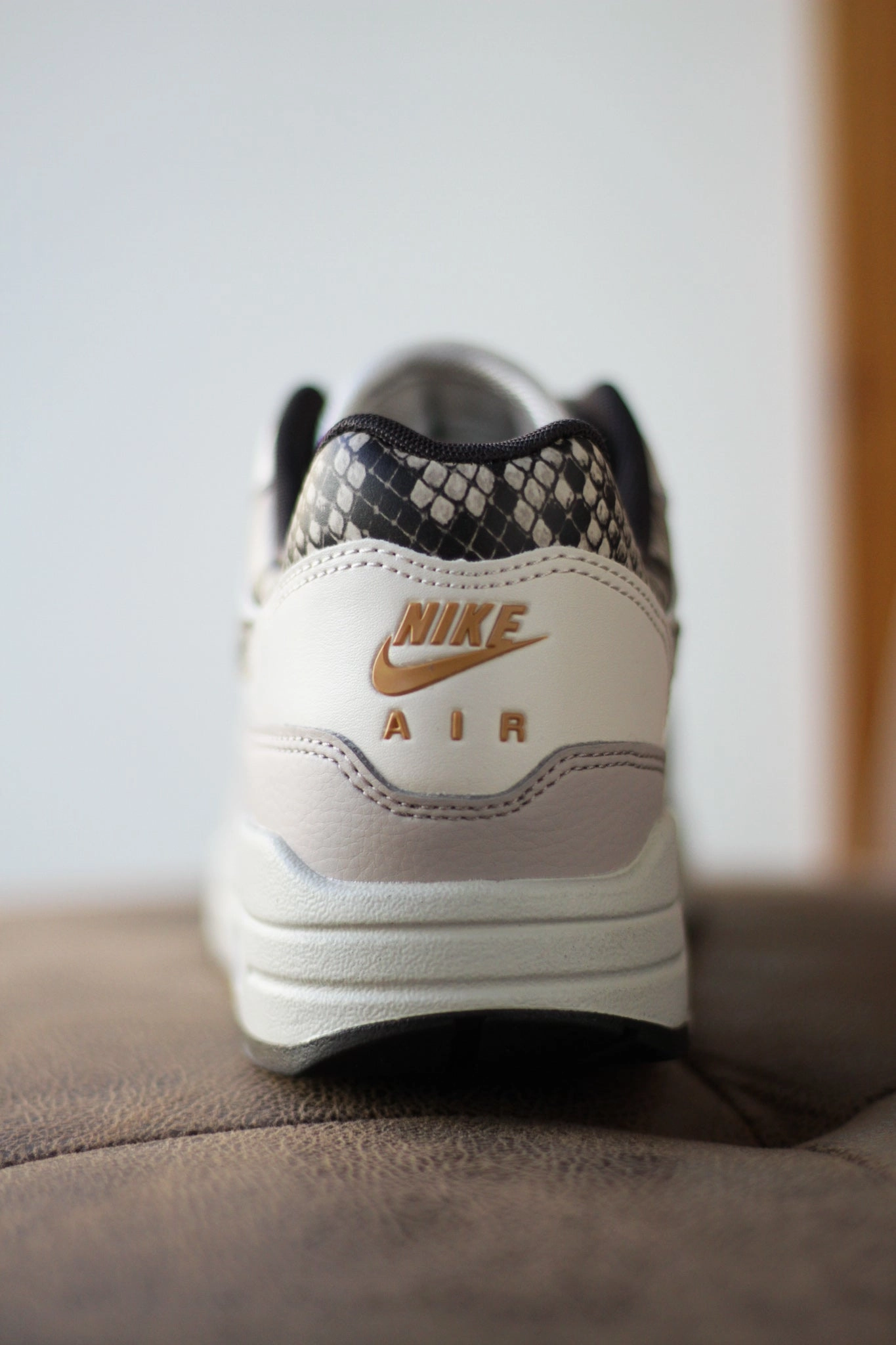 W NIKE AIR MAX 1 '87 LT OREWOOD BRN/MULTI-COLOR-MALT