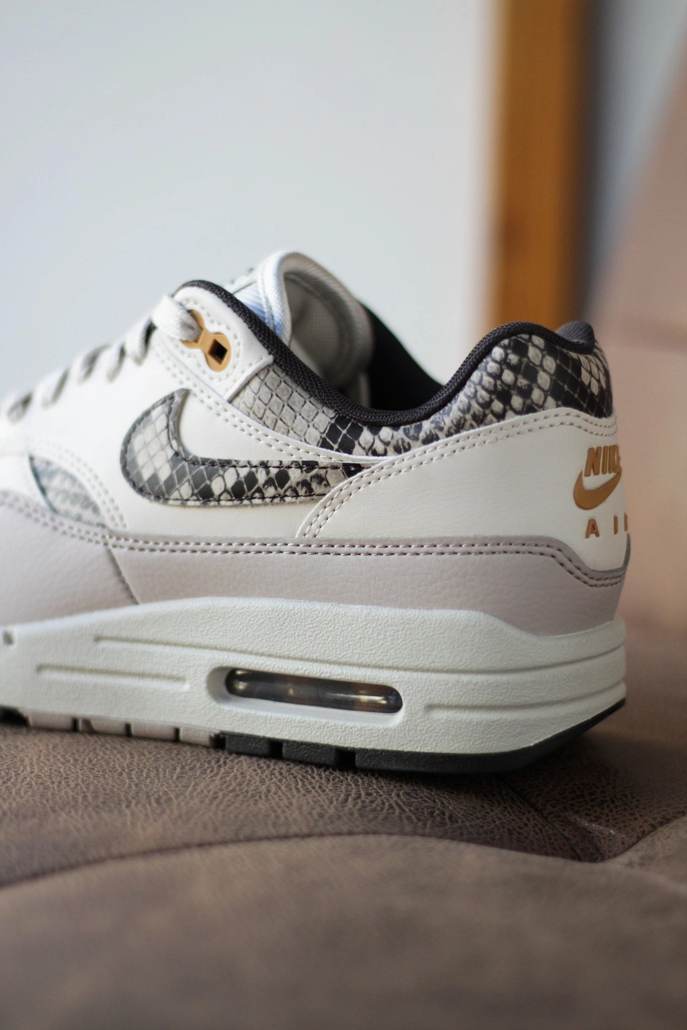 W NIKE AIR MAX 1 '87 LT OREWOOD BRN/MULTI-COLOR-MALT