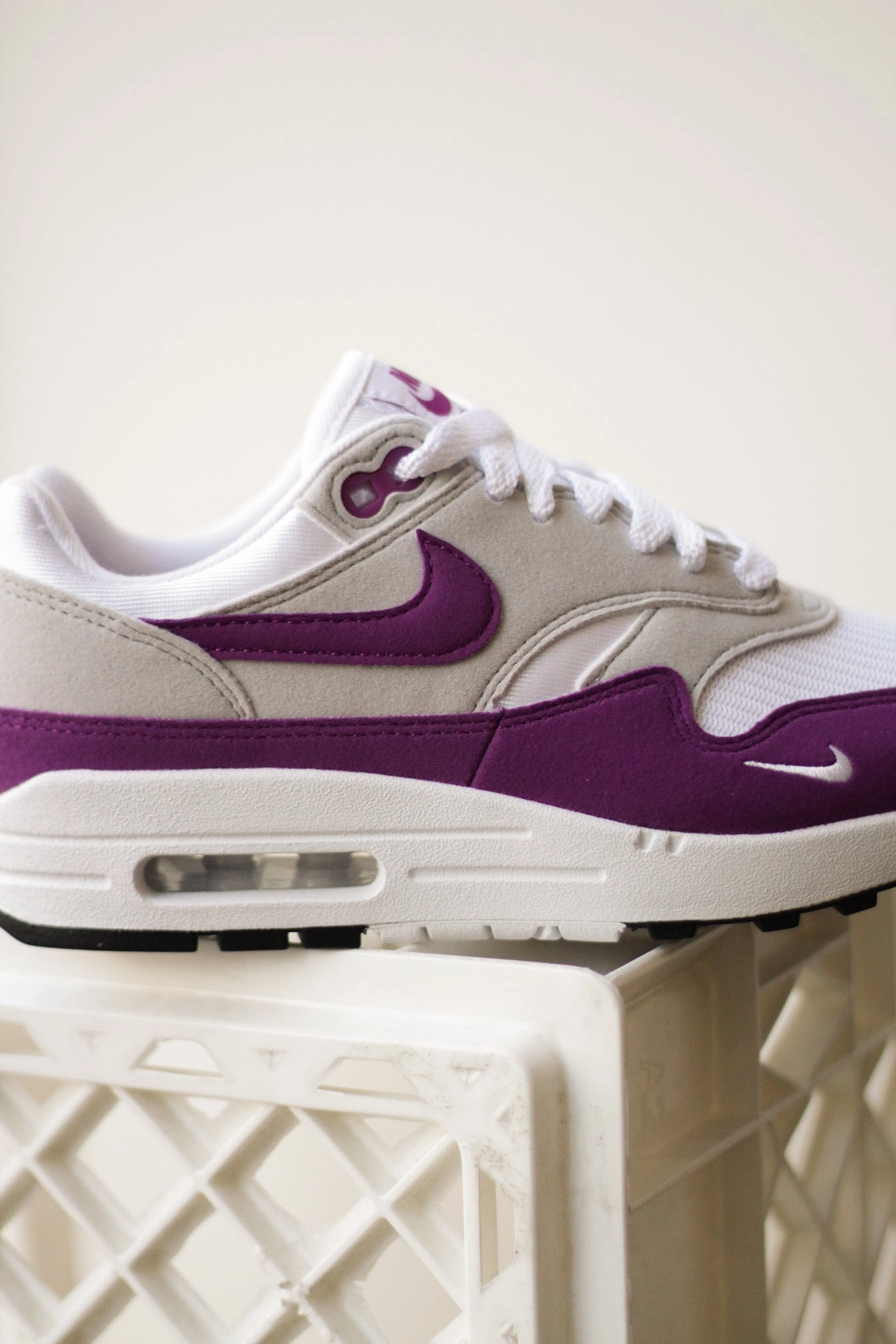 W NIKE AIR MAX 1 '87 TEXTILE WHITE/BOLD BERRY-NEUTRAL GREY-BLACK