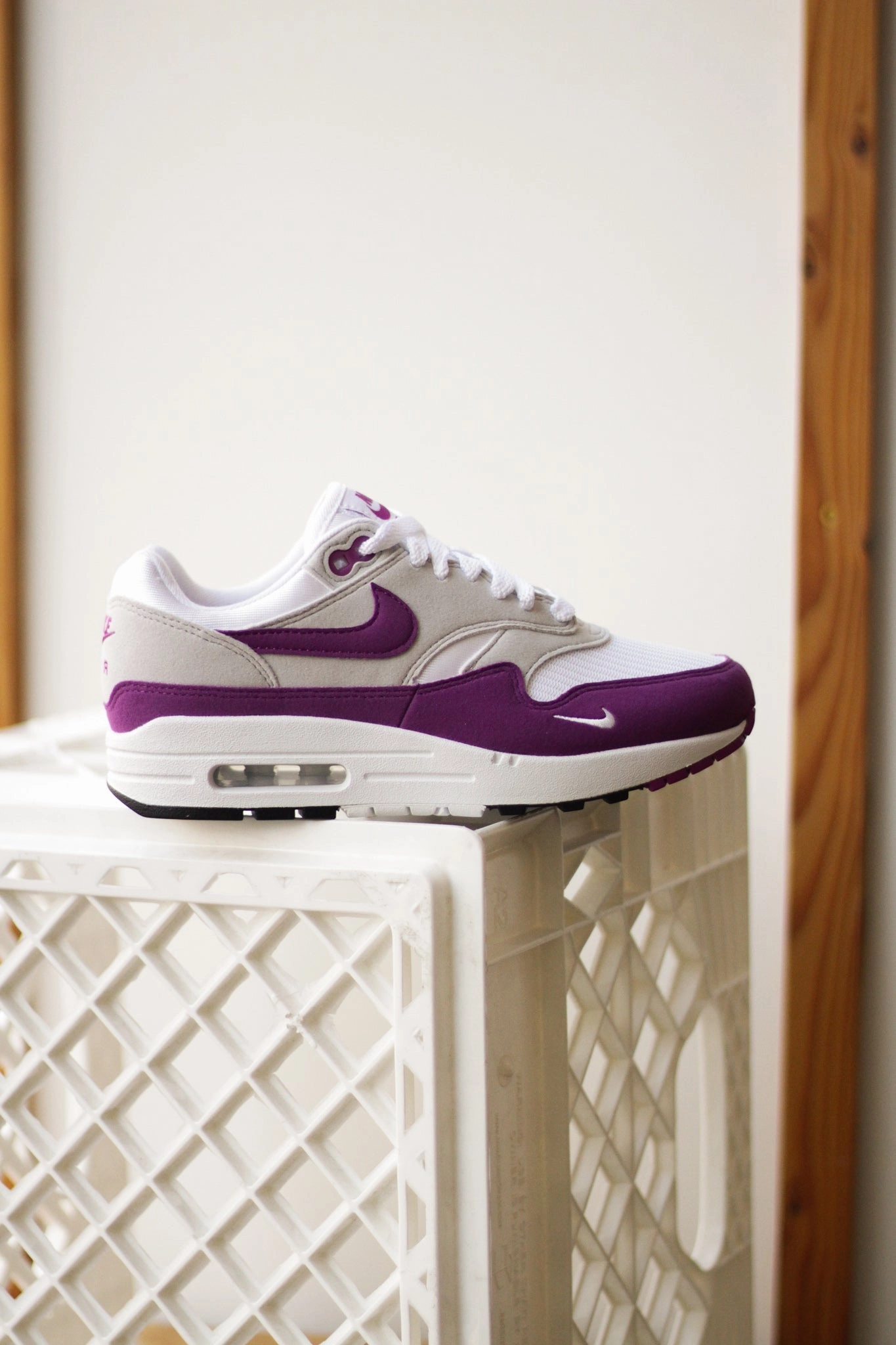 W NIKE AIR MAX 1 '87 TEXTILE WHITE/BOLD BERRY-NEUTRAL GREY-BLACK