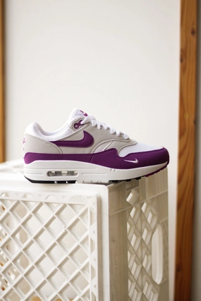 W NIKE AIR MAX 1 '87 TEXTILE WHITE/BOLD BERRY-NEUTRAL GREY-BLACK