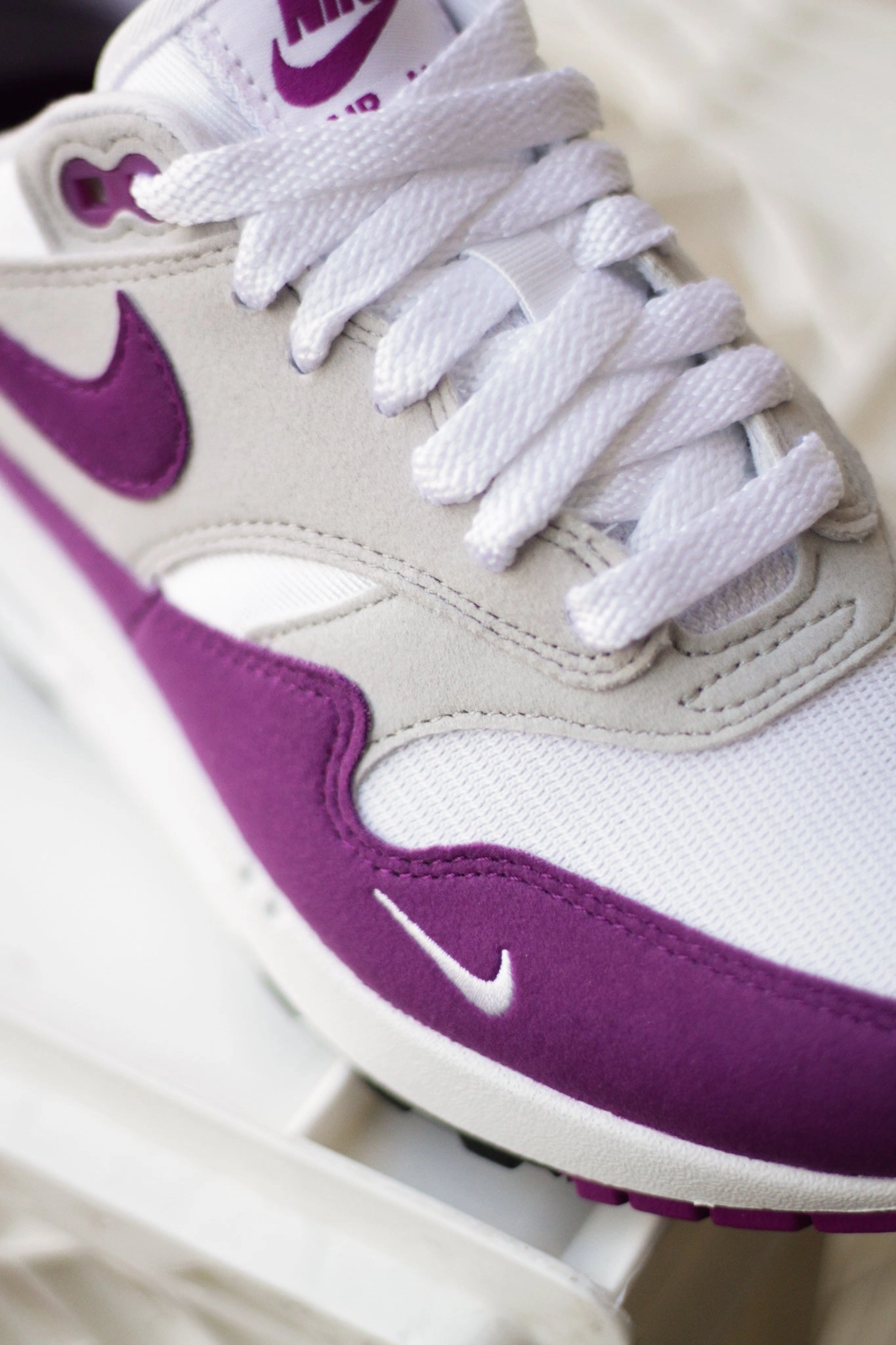 W NIKE AIR MAX 1 '87 TEXTILE WHITE/BOLD BERRY-NEUTRAL GREY-BLACK
