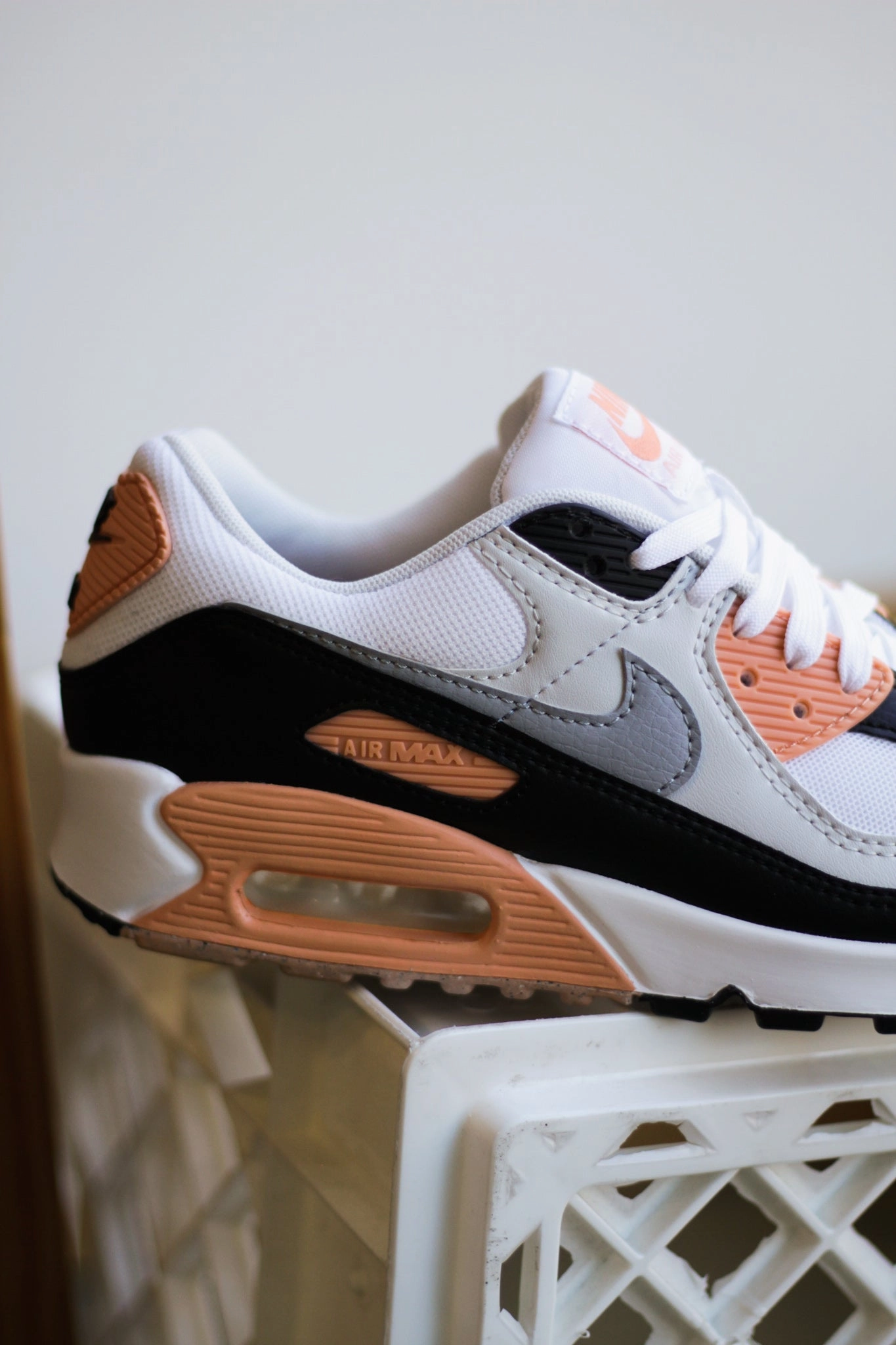 W NIKE AIR MAX 90 WHITE/WOLF GREY-BLACK-PHOTON DUST