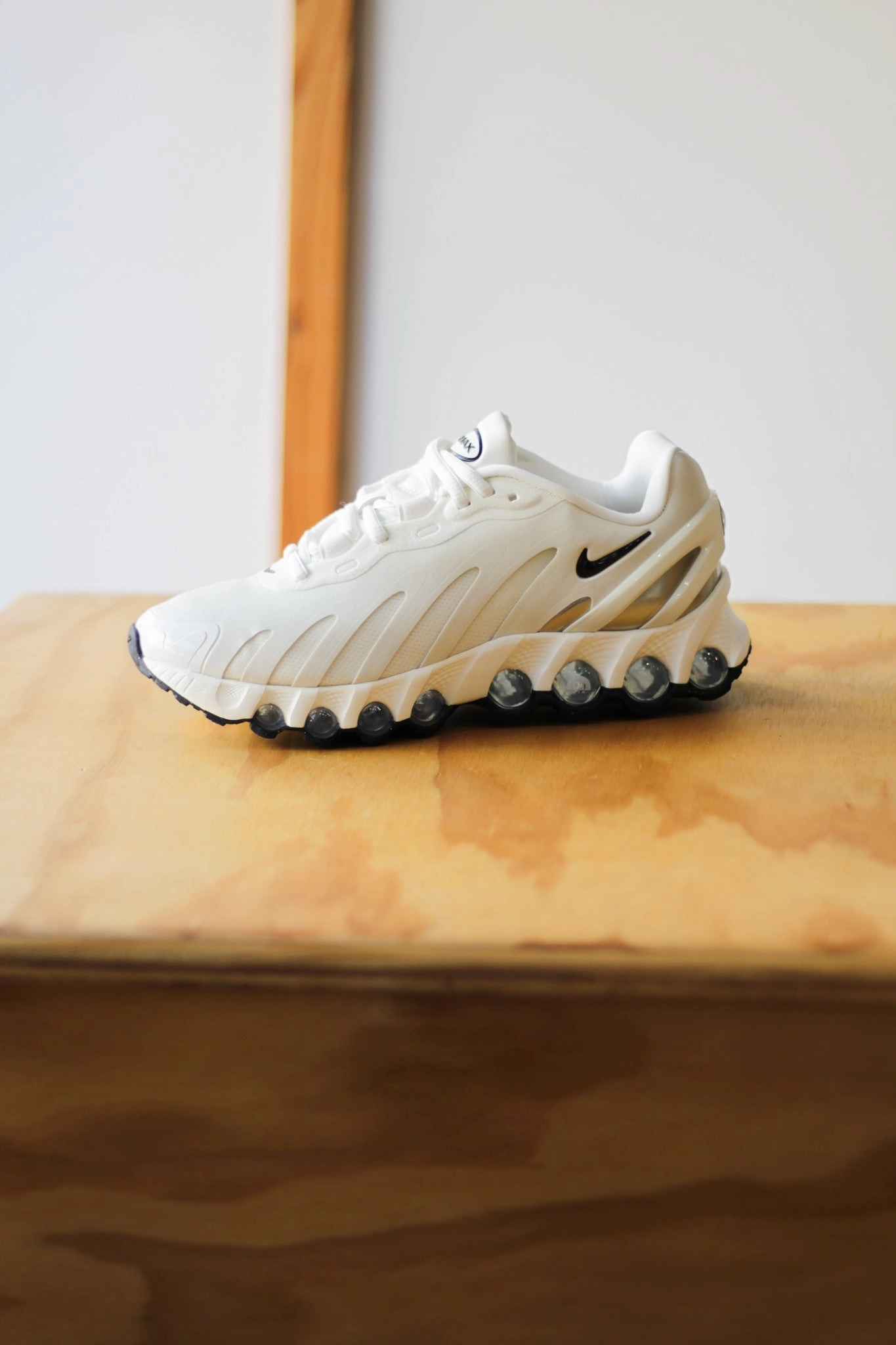 W NIKE AIR MAX DN8 SAIL/BLACK-FOSSIL
