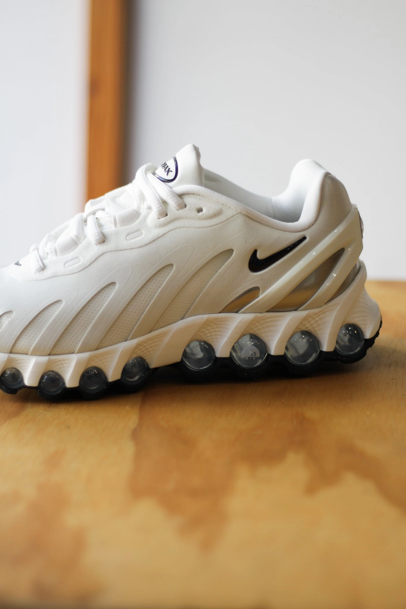 W NIKE AIR MAX DN8 SAIL/BLACK-FOSSIL
