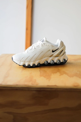 W NIKE AIR MAX DN8 SAIL/BLACK-FOSSIL