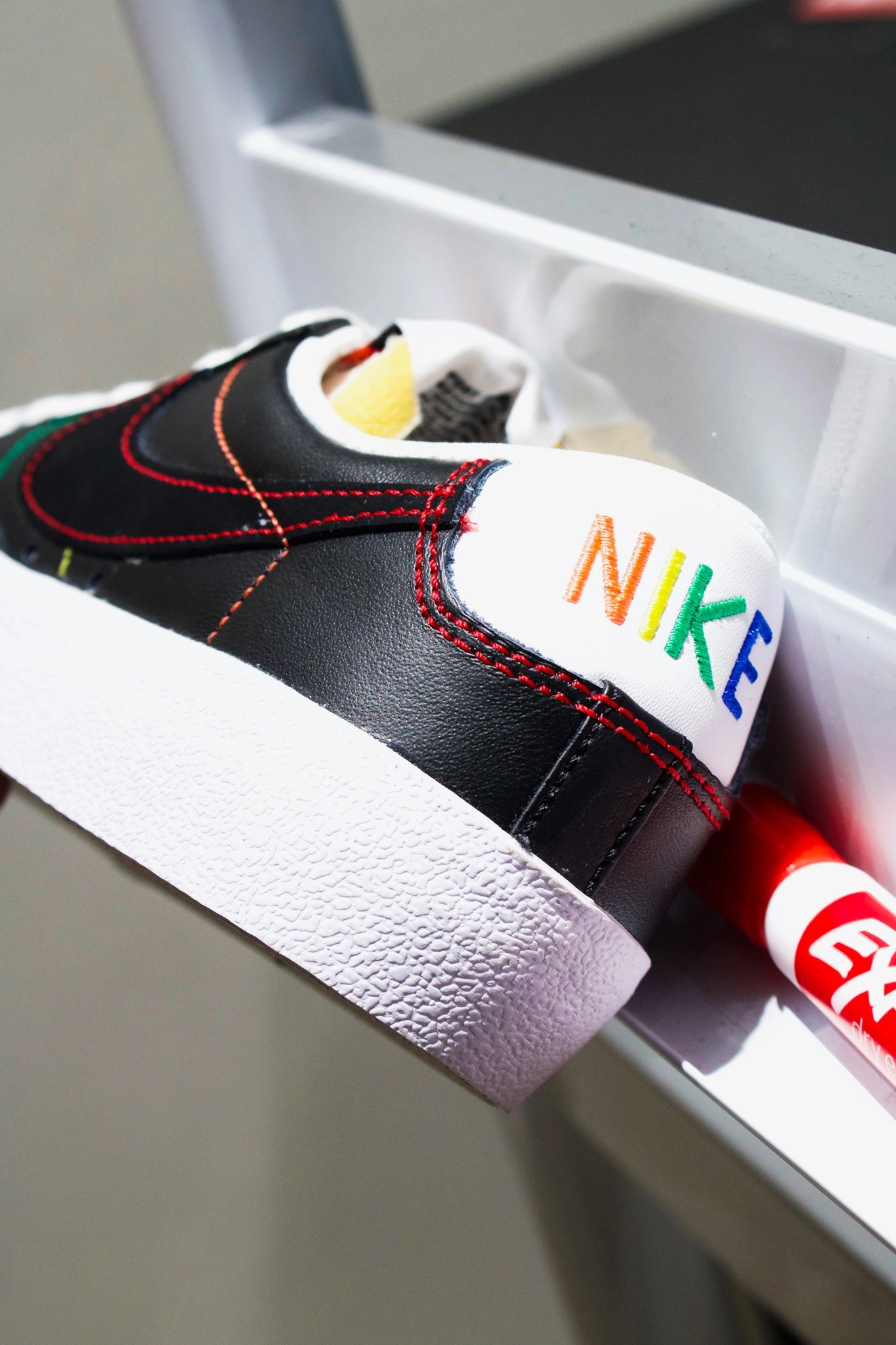 W NIKE BLAZER LOW '77 BLACK/MULTI STITCH