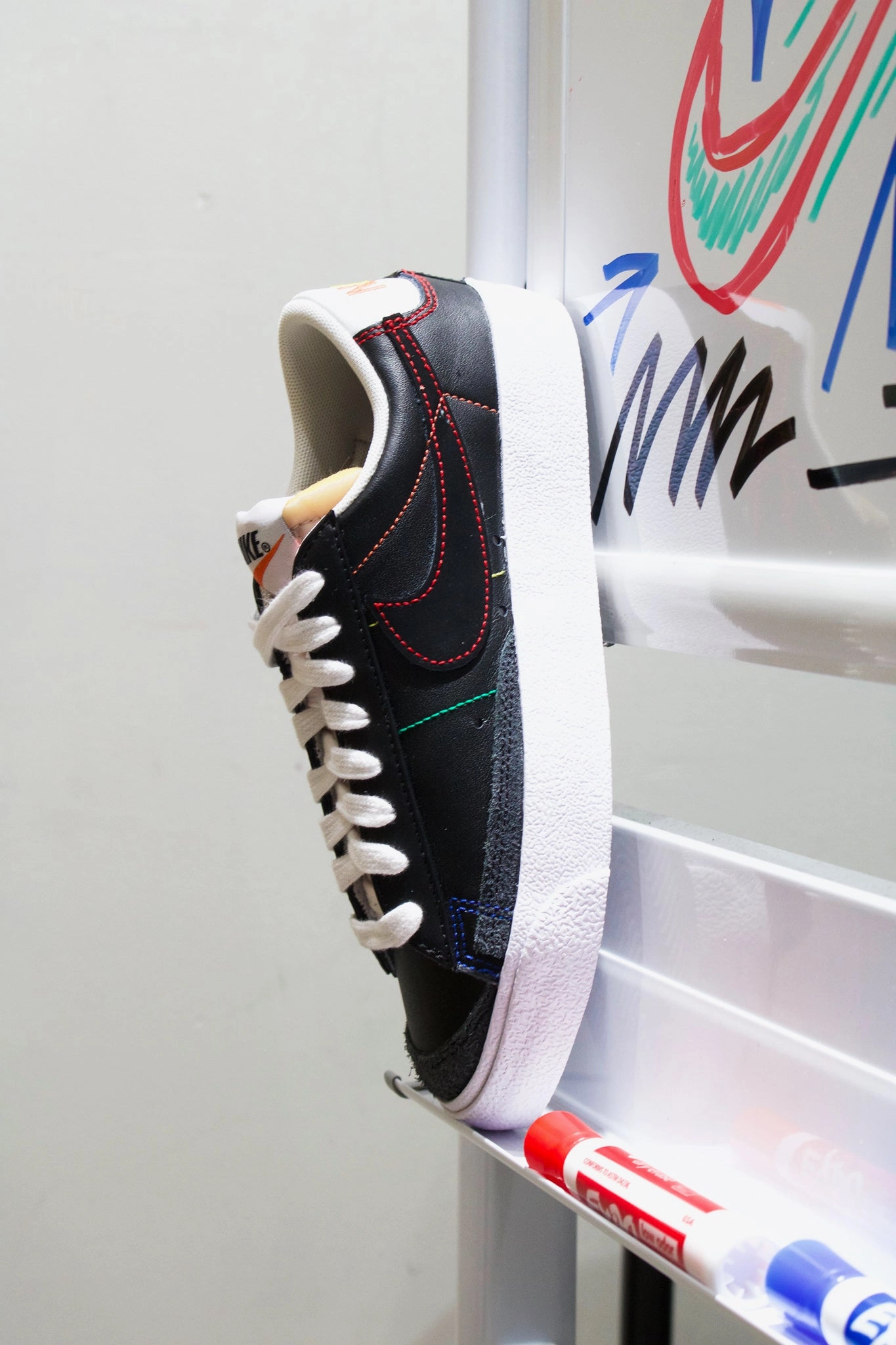 W NIKE BLAZER LOW '77 BLACK/MULTI STITCH
