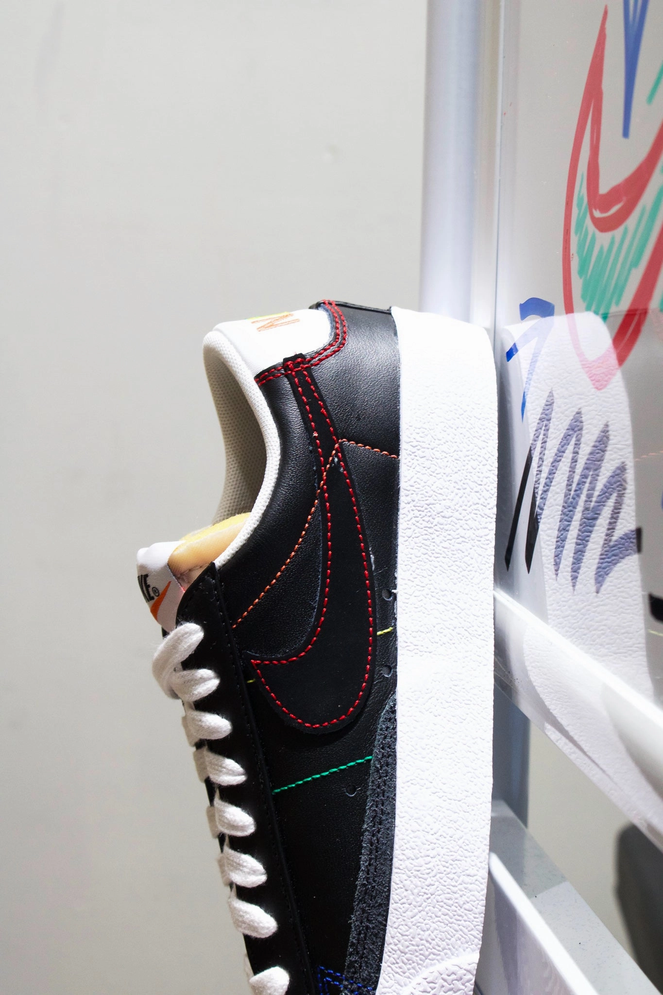 W NIKE BLAZER LOW '77 BLACK/MULTI STITCH