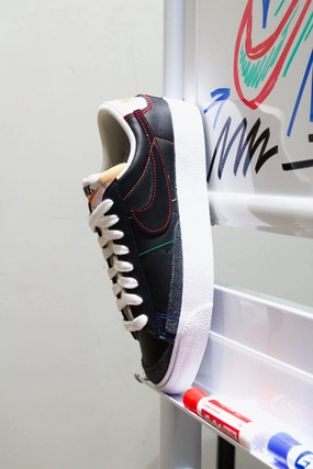 W NIKE BLAZER LOW '77 BLACK/MULTI STITCH
