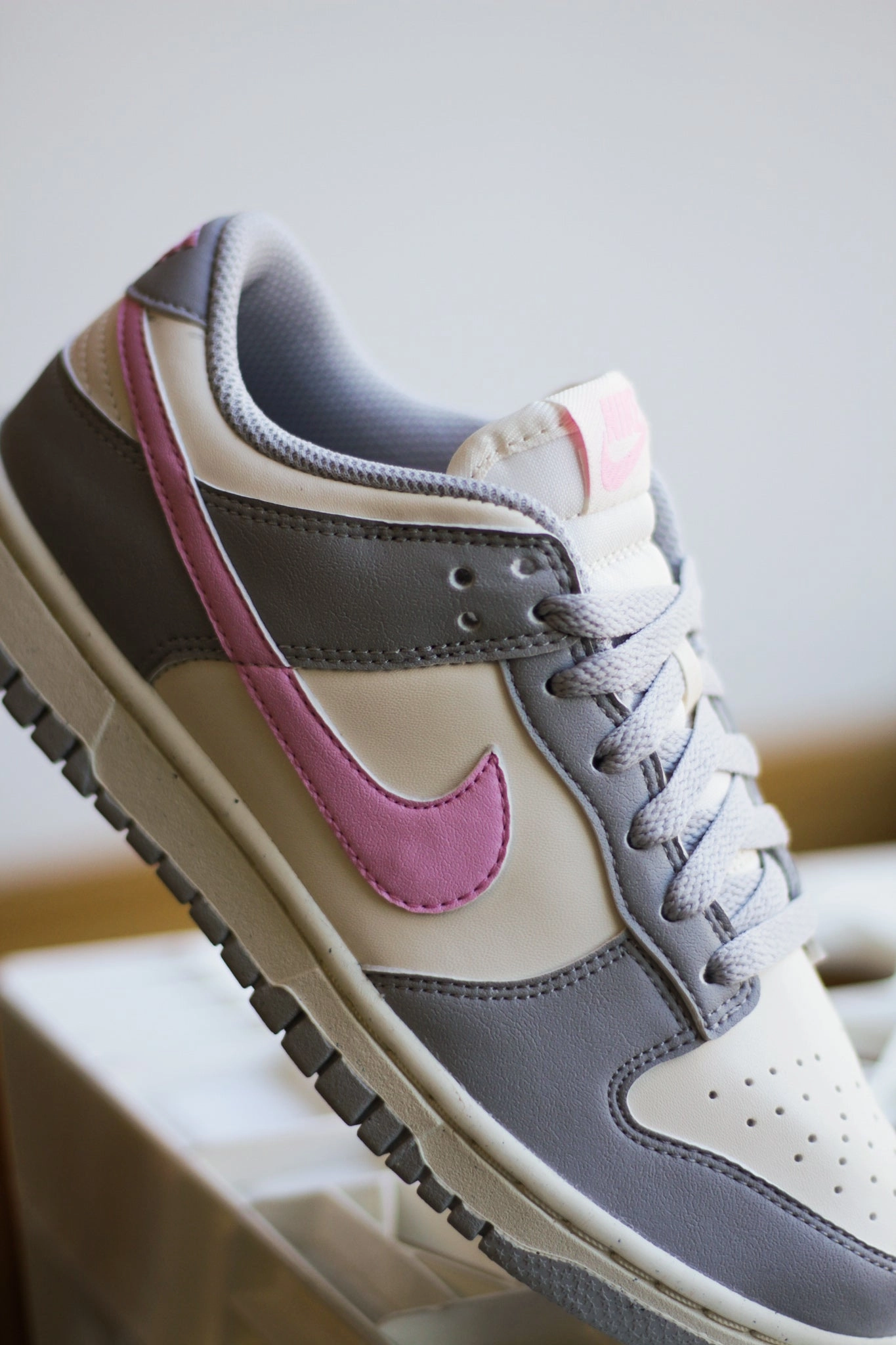 W NIKE DUNK LOW NEXT NATURE LT SMOKE GREY/PINK RISE-PALE IVORY