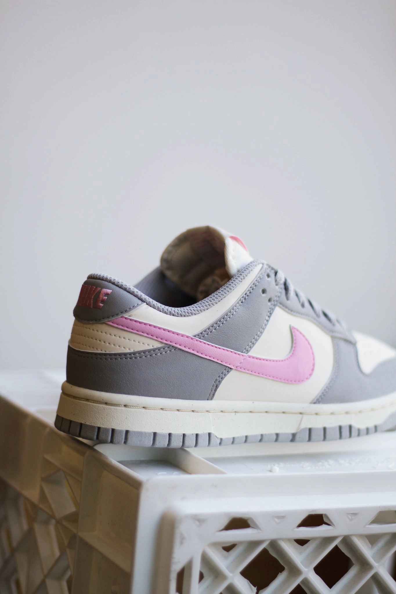 W NIKE DUNK LOW NEXT NATURE LT SMOKE GREY/PINK RISE-PALE IVORY
