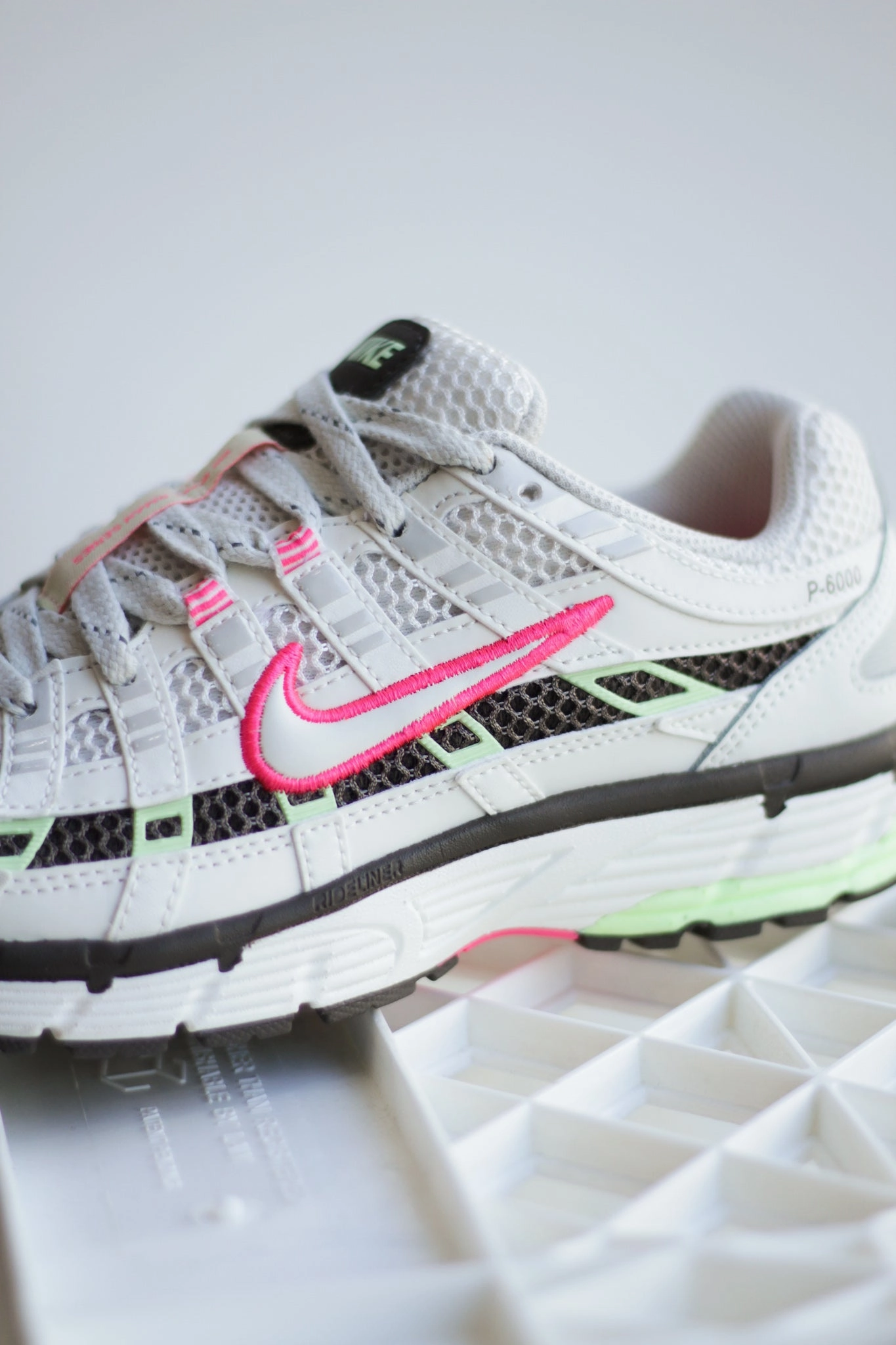 W NIKE P-6000 PHANTOM/SAIL-IRONSTONE-LIGHT BONE