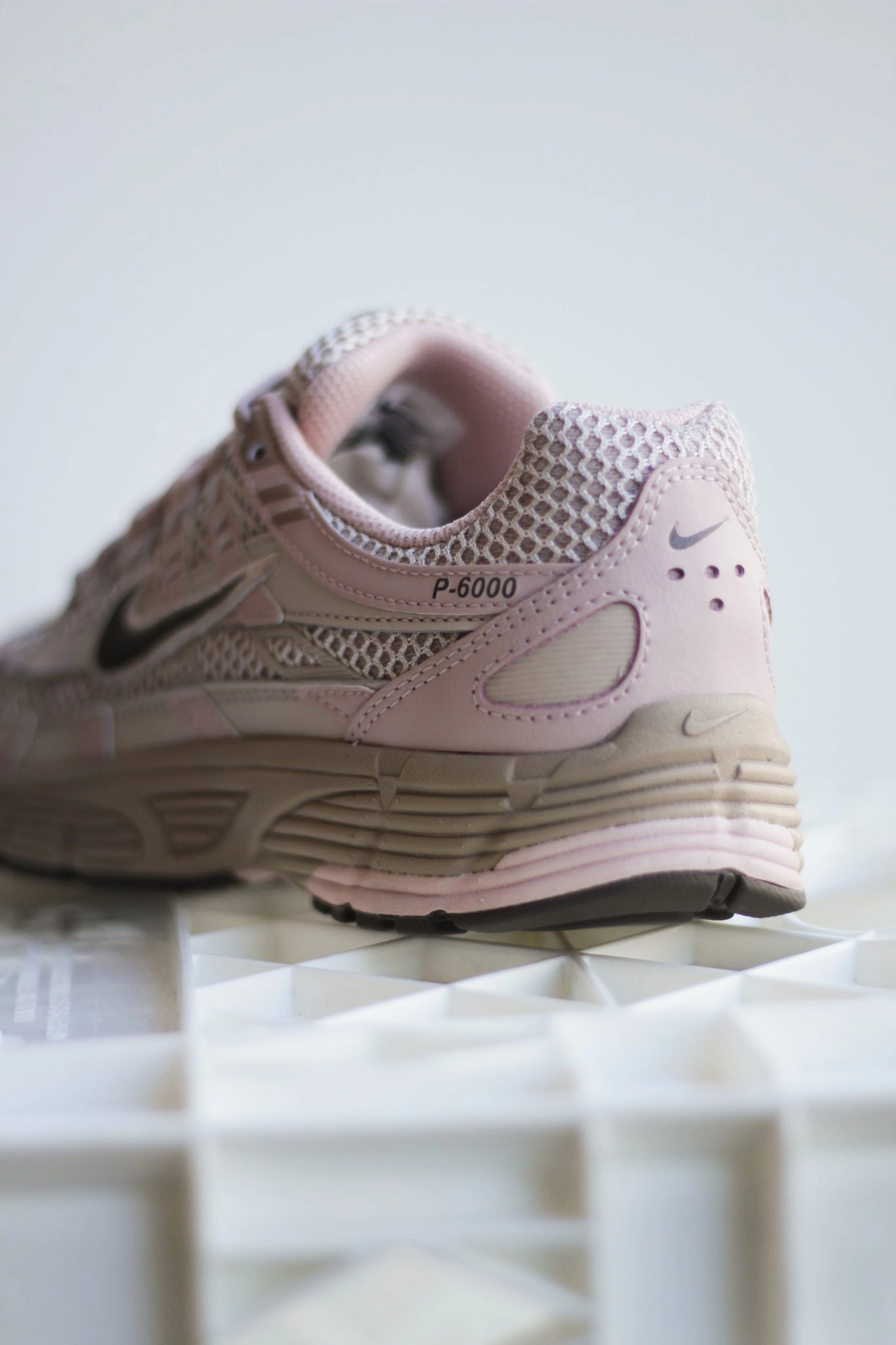 W NIKE P-6000 PRM FOSSIL STONE/IRONSTONE-HEMP-PINK OXFORD