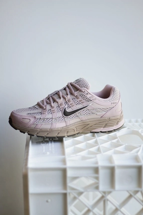 W NIKE P-6000 PRM FOSSIL STONE/IRONSTONE-HEMP-PINK OXFORD
