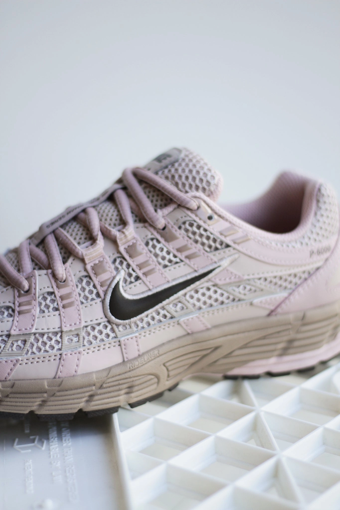 W NIKE P-6000 PRM FOSSIL STONE/IRONSTONE-HEMP-PINK OXFORD