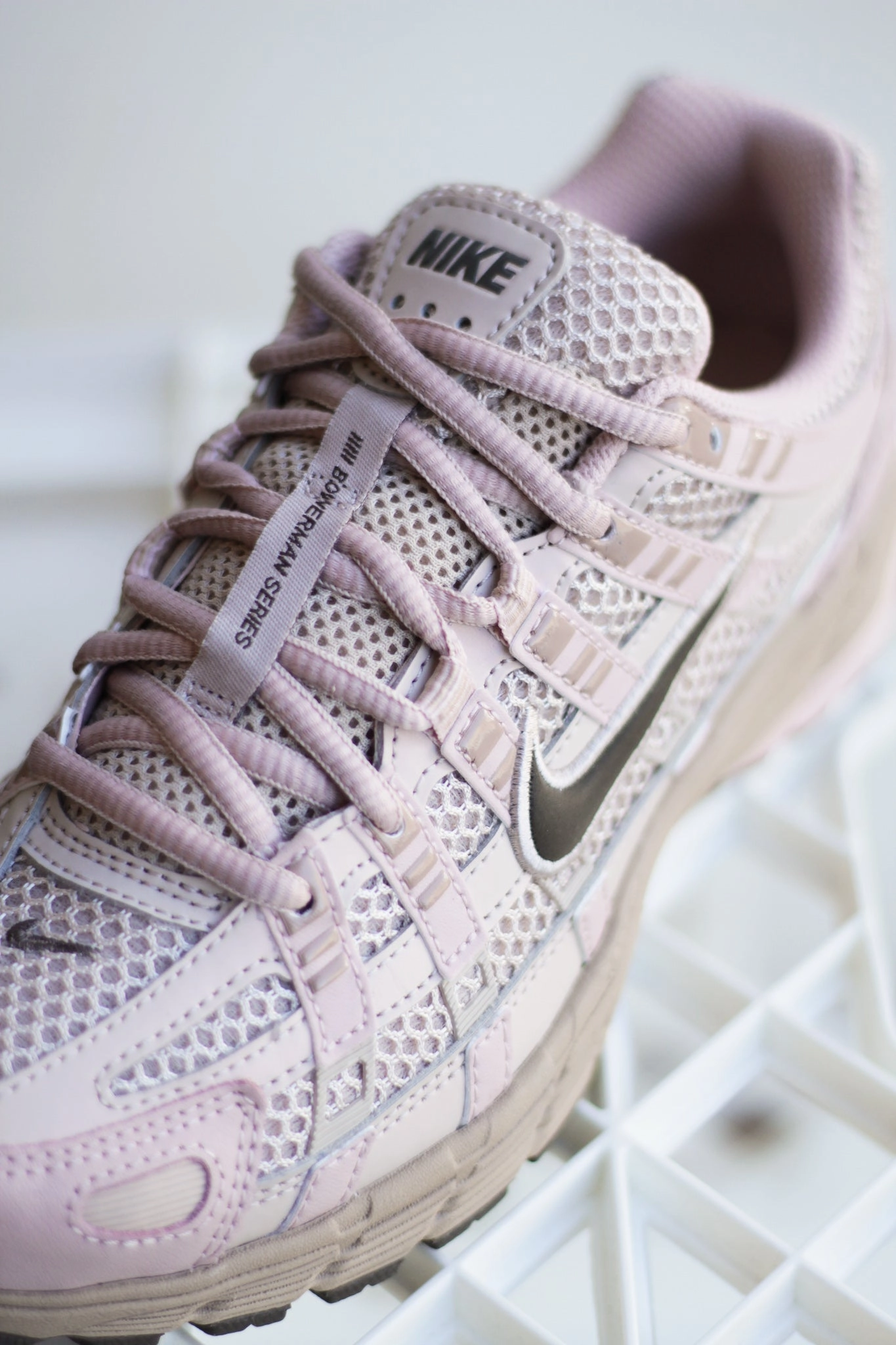 W NIKE P-6000 PRM FOSSIL STONE/IRONSTONE-HEMP-PINK OXFORD