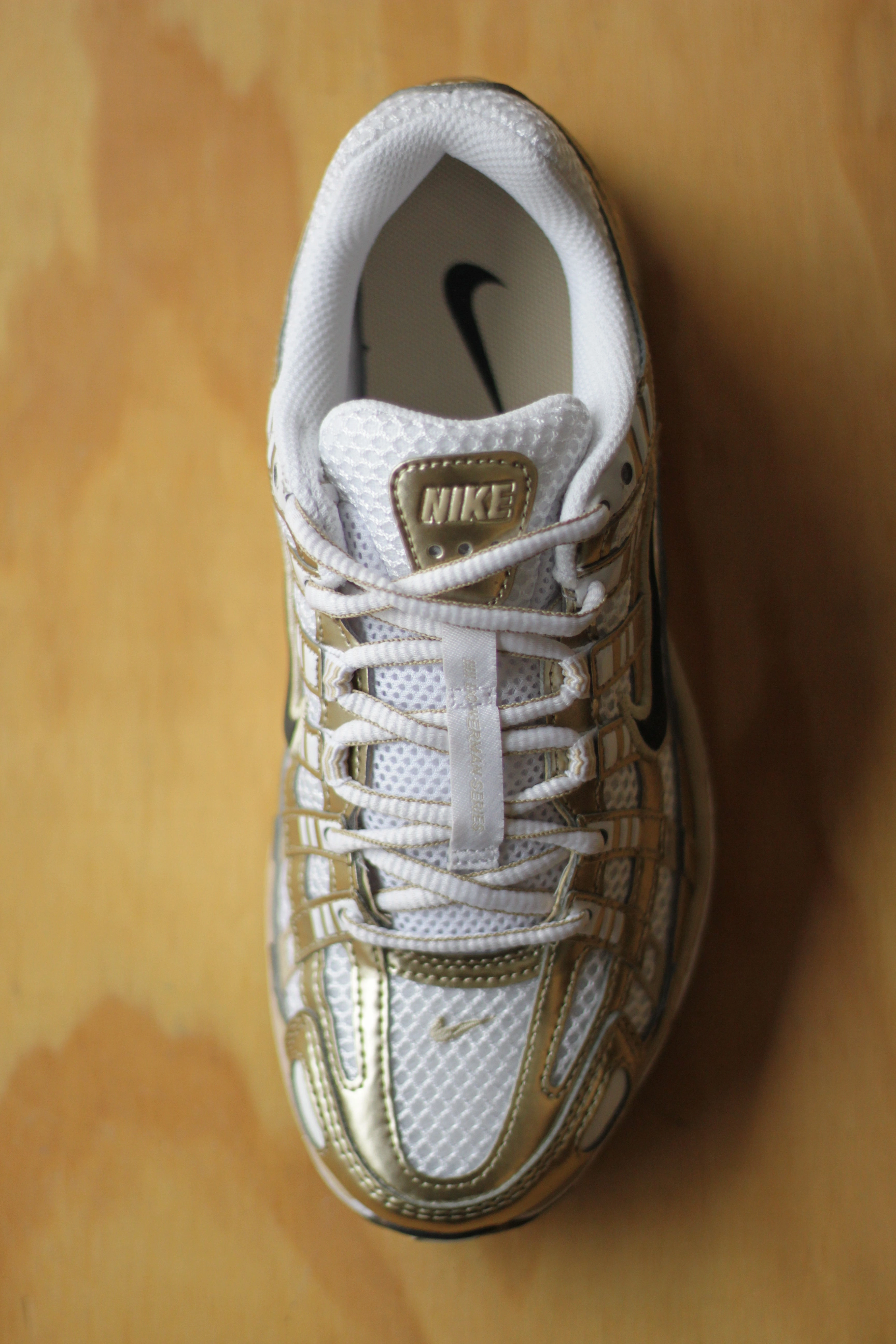 W NIKE P-6000 WHITE/BLACK-GRAIN-MTLC GOLD GRAIN