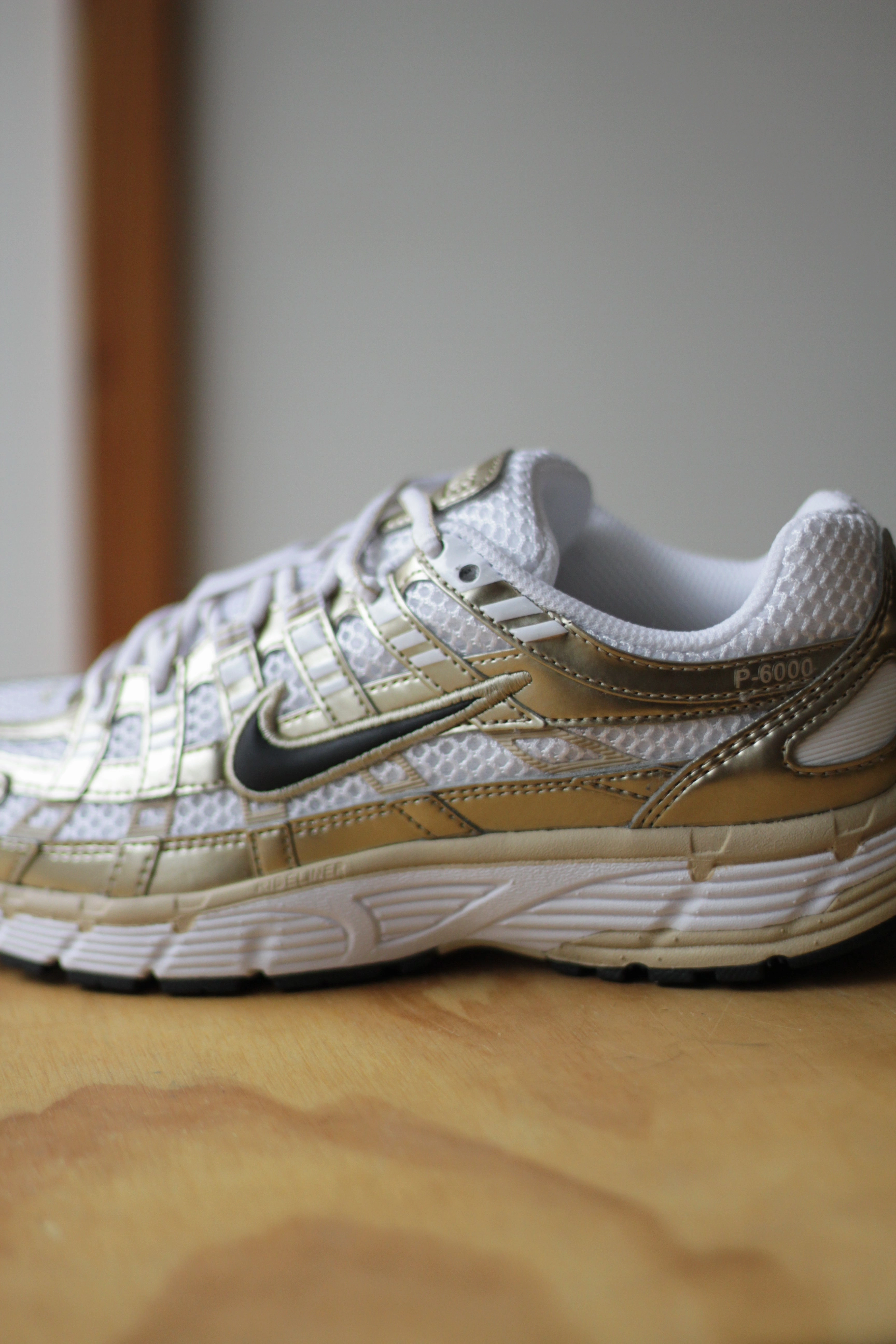 W NIKE P-6000 WHITE/BLACK-GRAIN-MTLC GOLD GRAIN