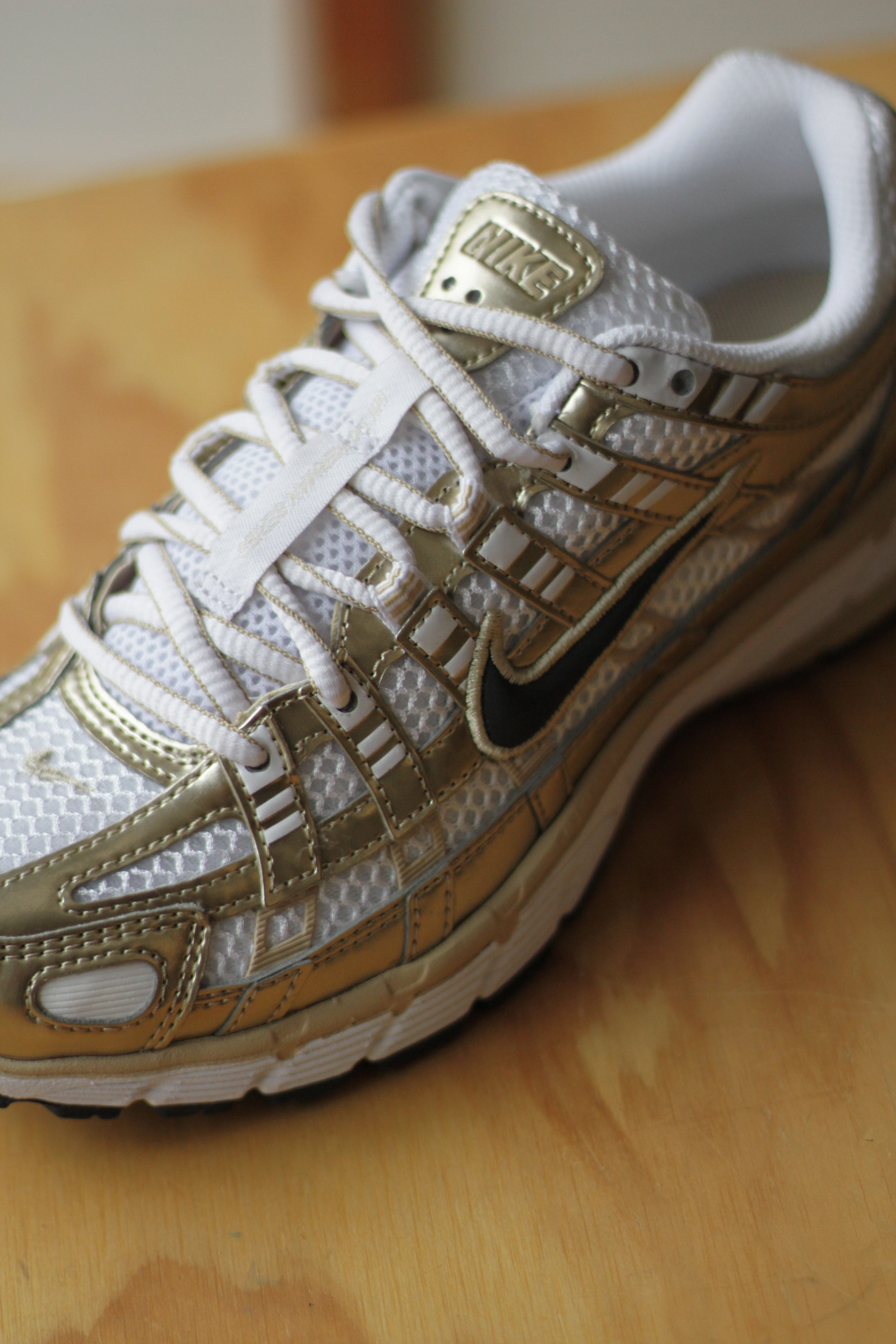 W NIKE P-6000 WHITE/BLACK-GRAIN-MTLC GOLD GRAIN