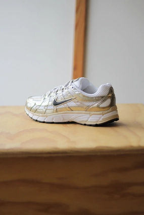 W NIKE P-6000 WHITE/BLACK-GRAIN-MTLC GOLD GRAIN