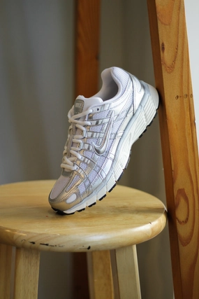 W NIKE P-6000 WHITE/METALLIC SILVER-BLUE TINT-SAIL