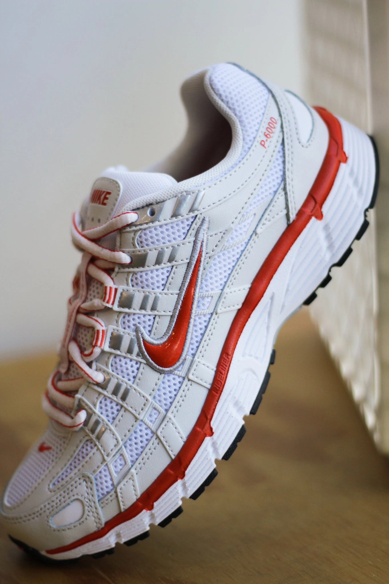 W NIKE P-6000  WHITE/PICANTE RED-PLATINUM TINT-BLACK