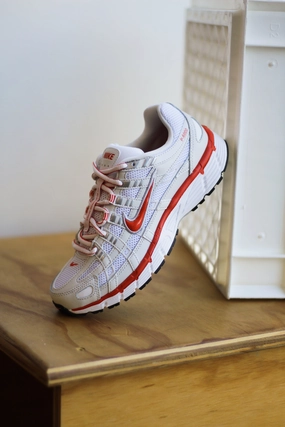 W NIKE P-6000  WHITE/PICANTE RED-PLATINUM TINT-BLACK