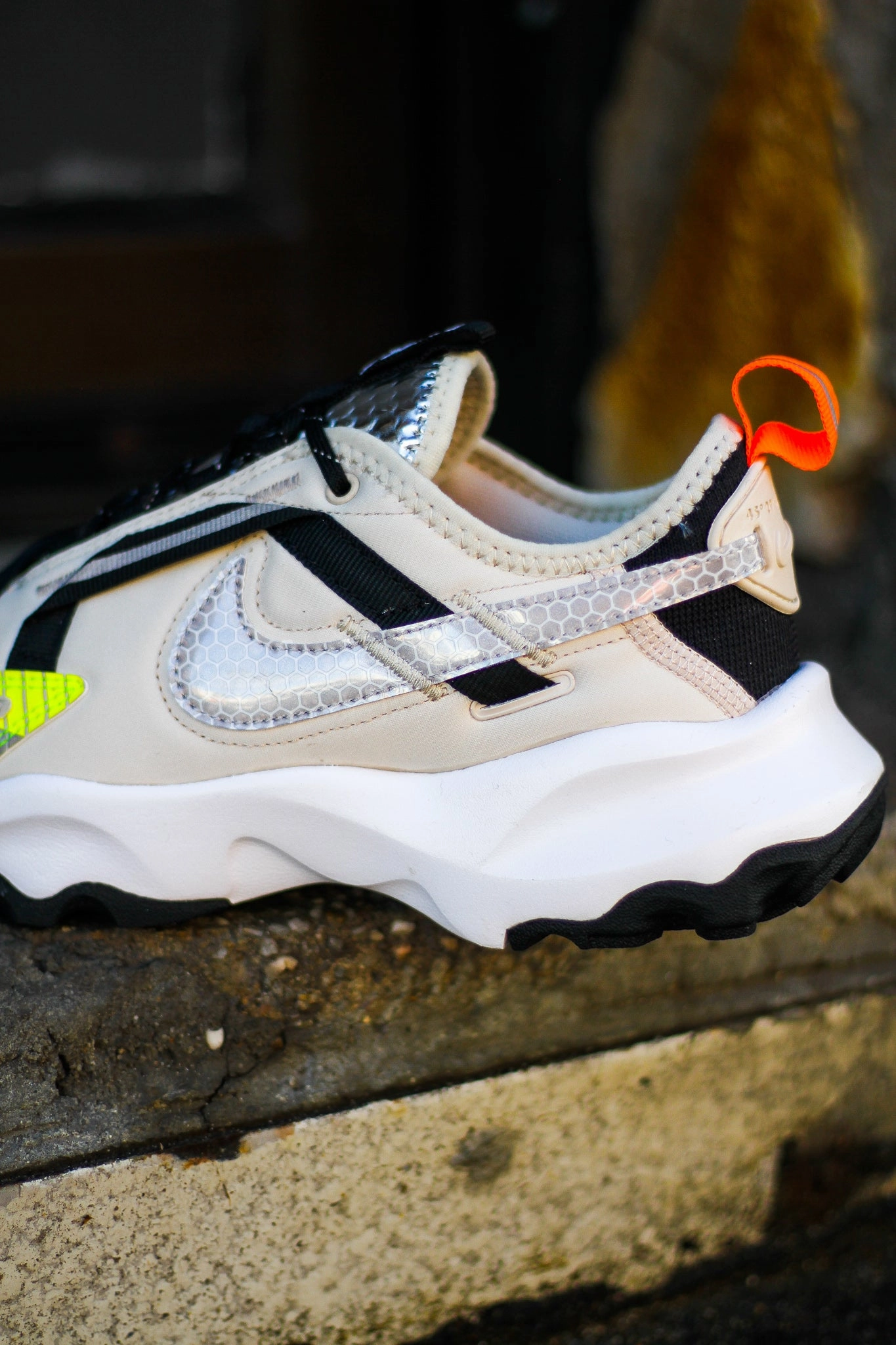 W NIKE TC 7900 LX LT OREWOOD