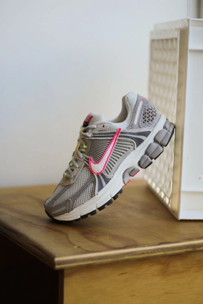 W NIKE ZOOM VOMERO 5 COLLEGE GREY/SAIL-LIGHT BONE-MEDIUM ASH